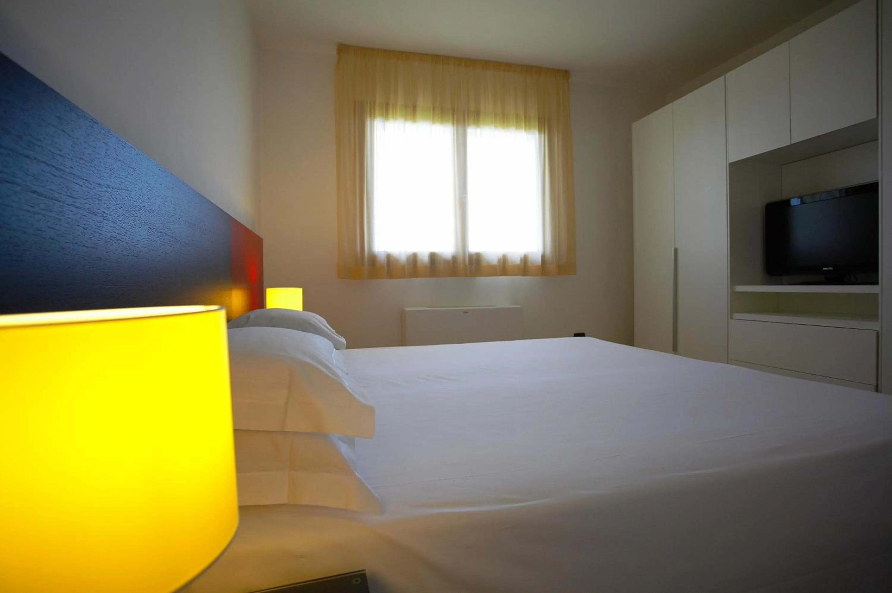 Photo of the whole room, Bed in Catania Hills Residence