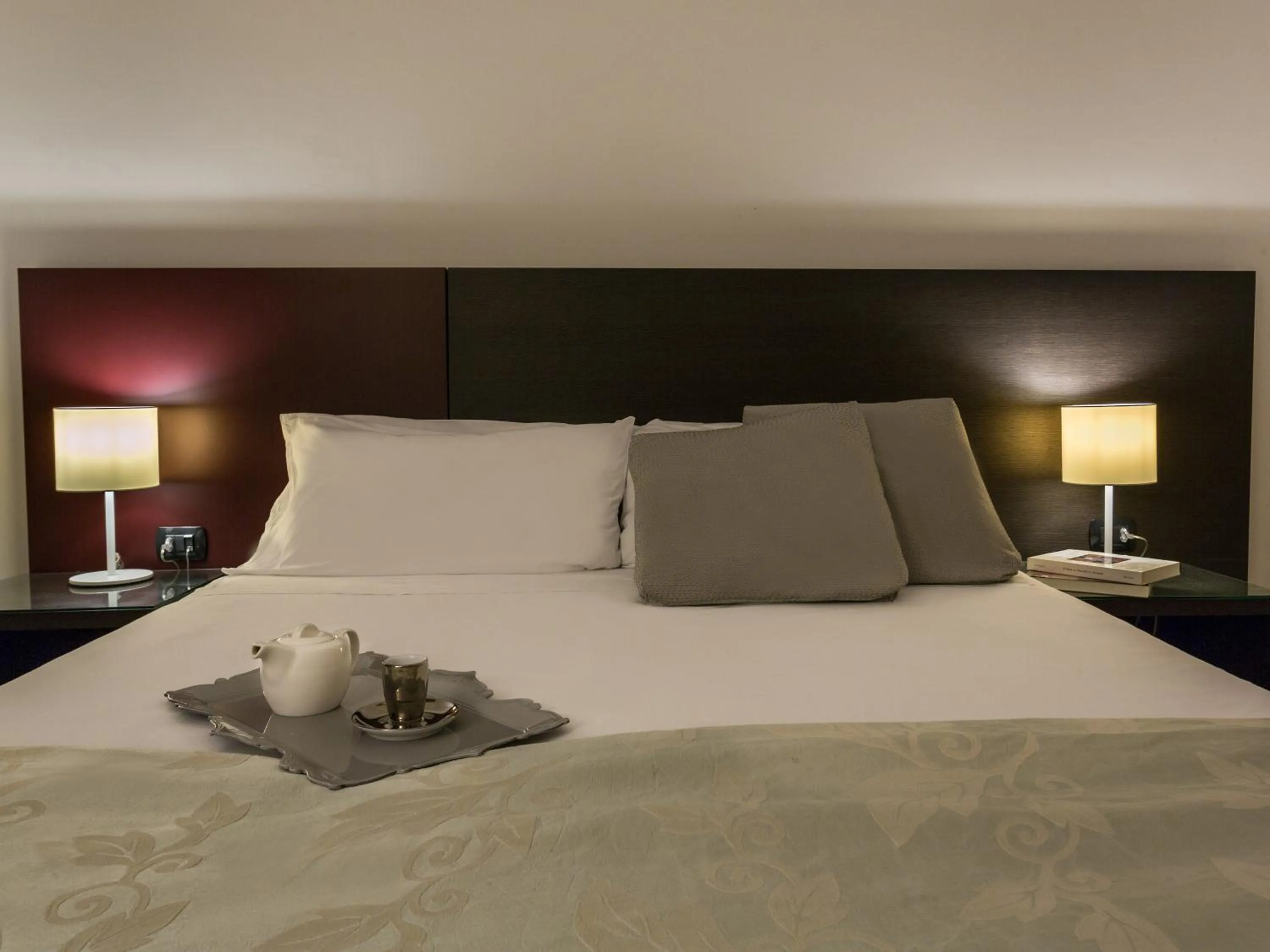 Photo of the whole room, Bed in Catania Hills Residence