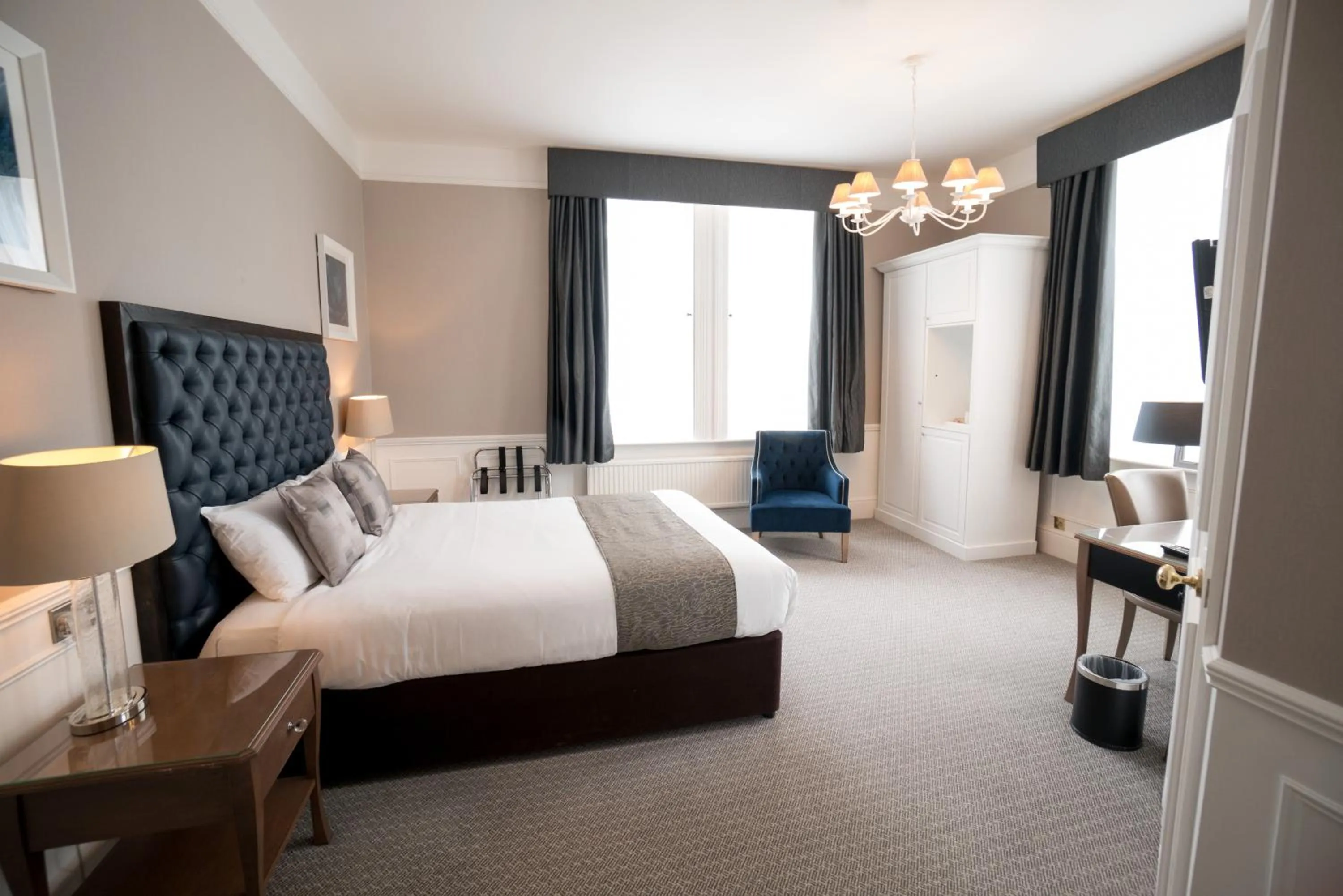 Photo of the whole room, Bed in Steventon House Hotel