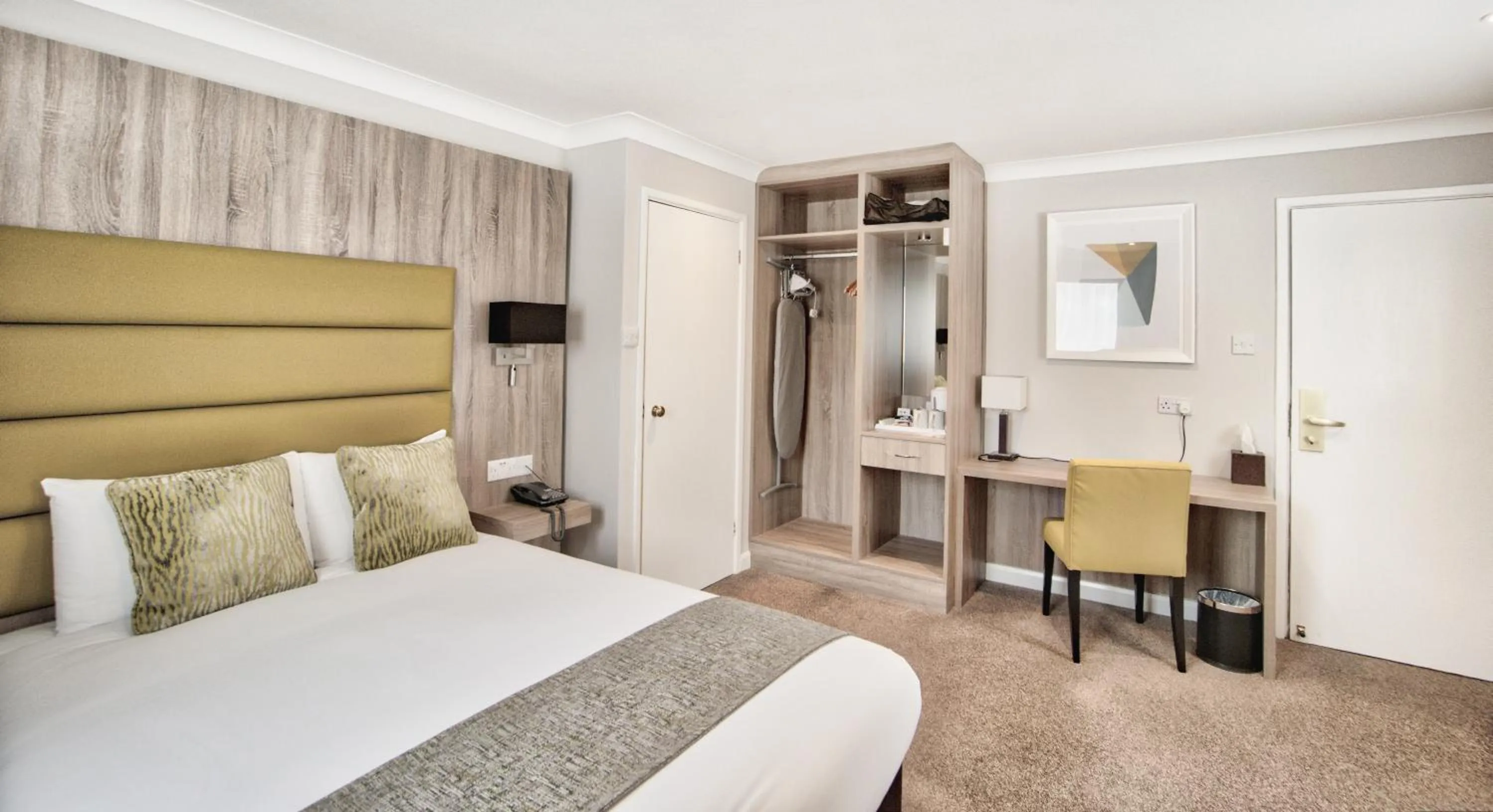 Photo of the whole room, Bed in Steventon House Hotel