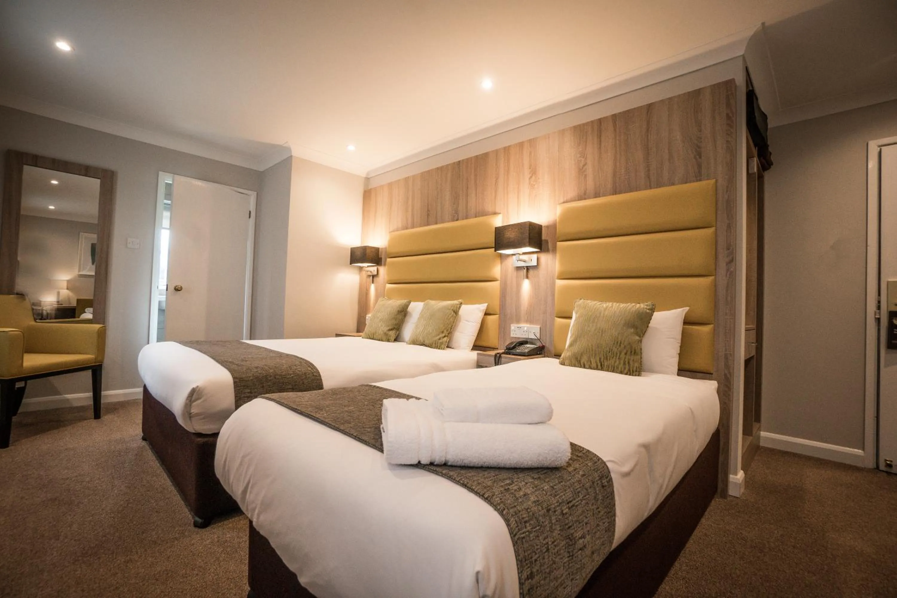 Photo of the whole room, Bed in Steventon House Hotel