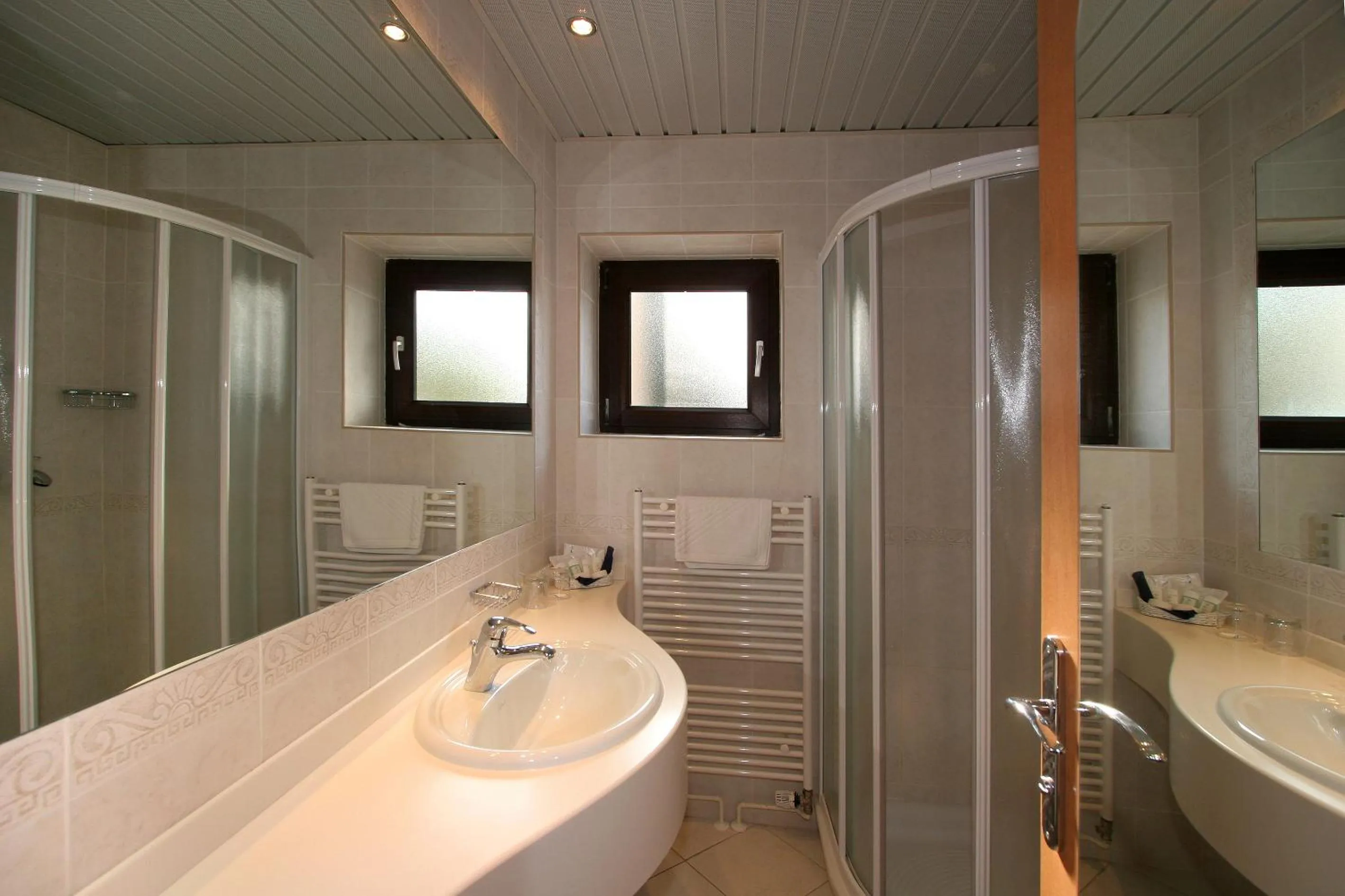 Shower in Hotel Flores