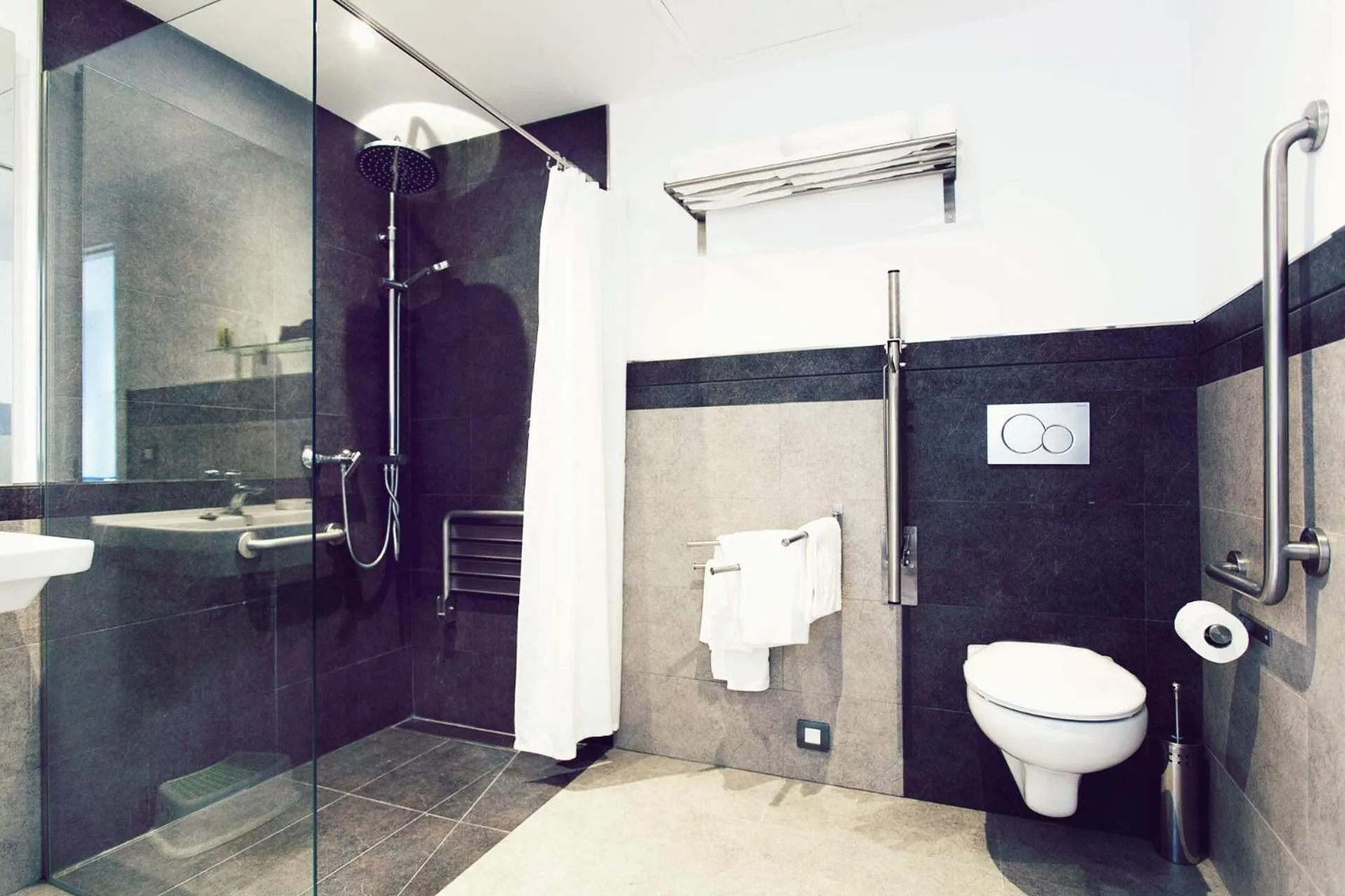 Shower in Mater Ariany