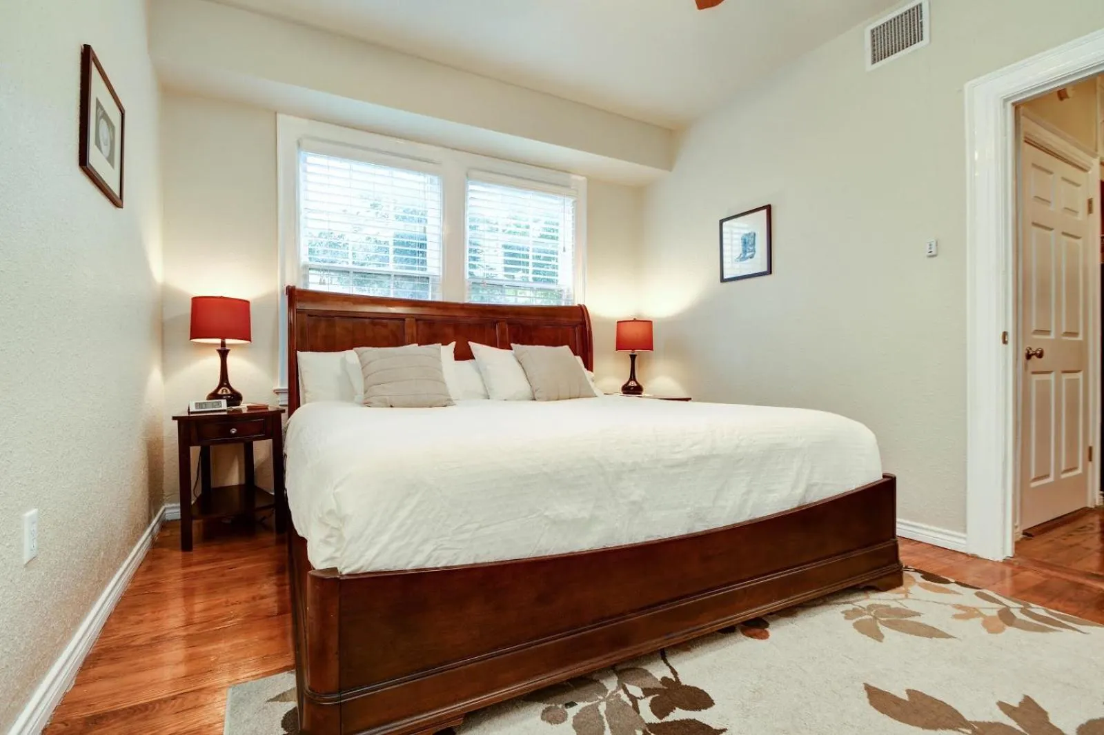 Bed in THE MADISON - San Antonio Riverwalk - Downtown - Convention Center