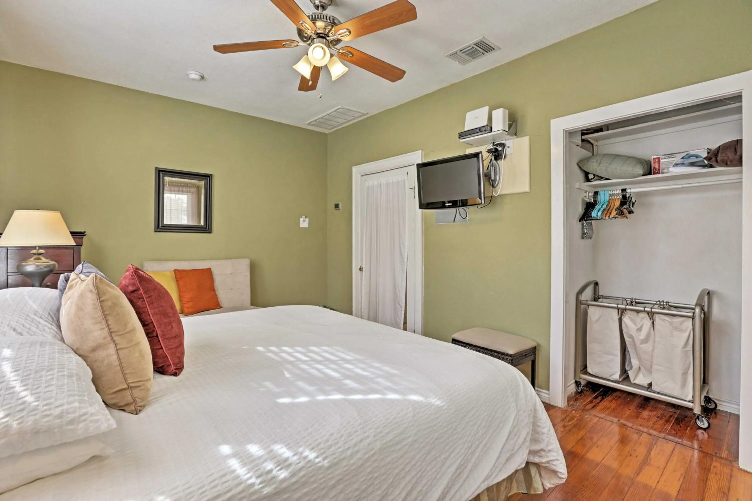 Bed in THE MADISON - San Antonio Riverwalk - Downtown - Convention Center