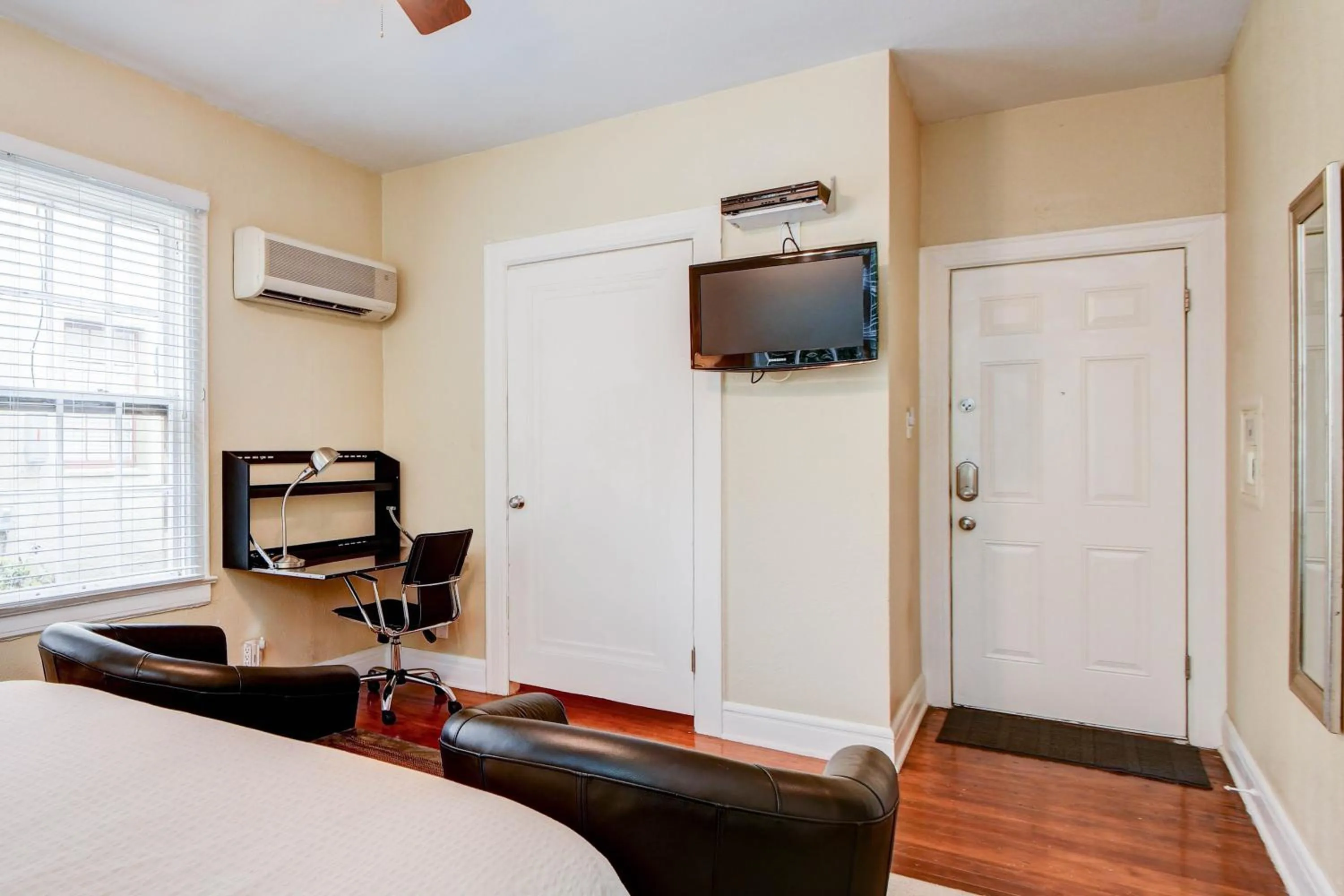 Bed in THE MADISON - San Antonio Riverwalk - Downtown - Convention Center