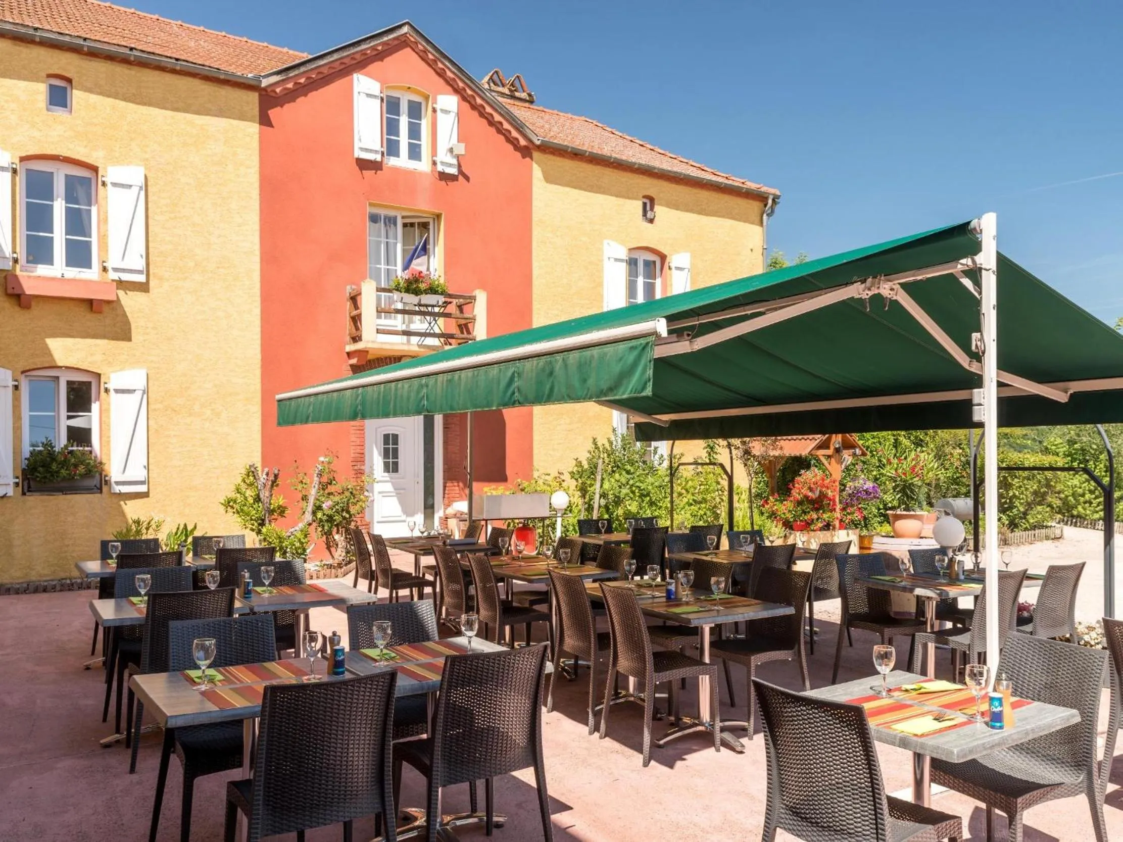 Patio in Logis Hôtel L'Adourable Auberge