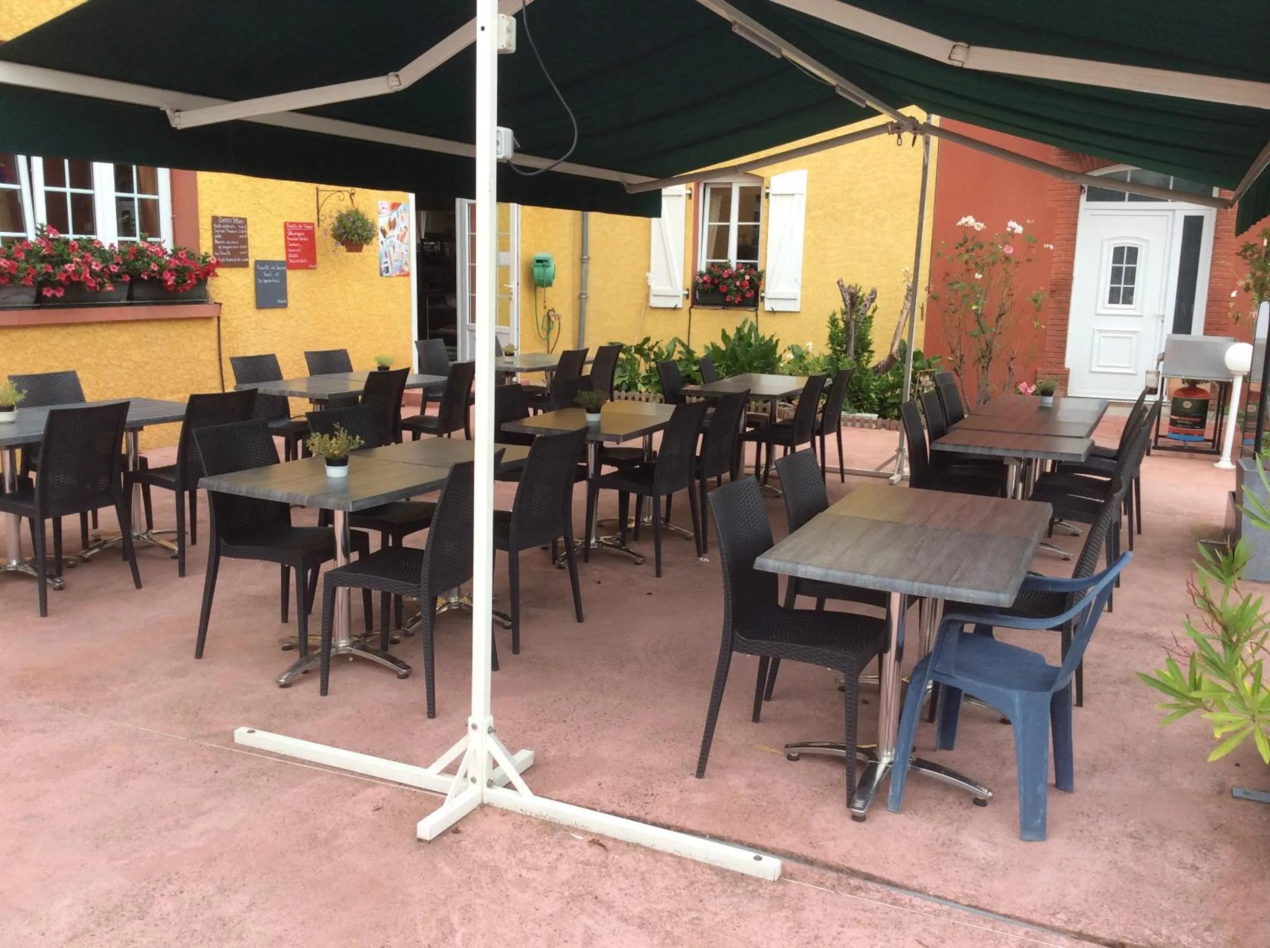 Patio in Logis Hôtel L'Adourable Auberge