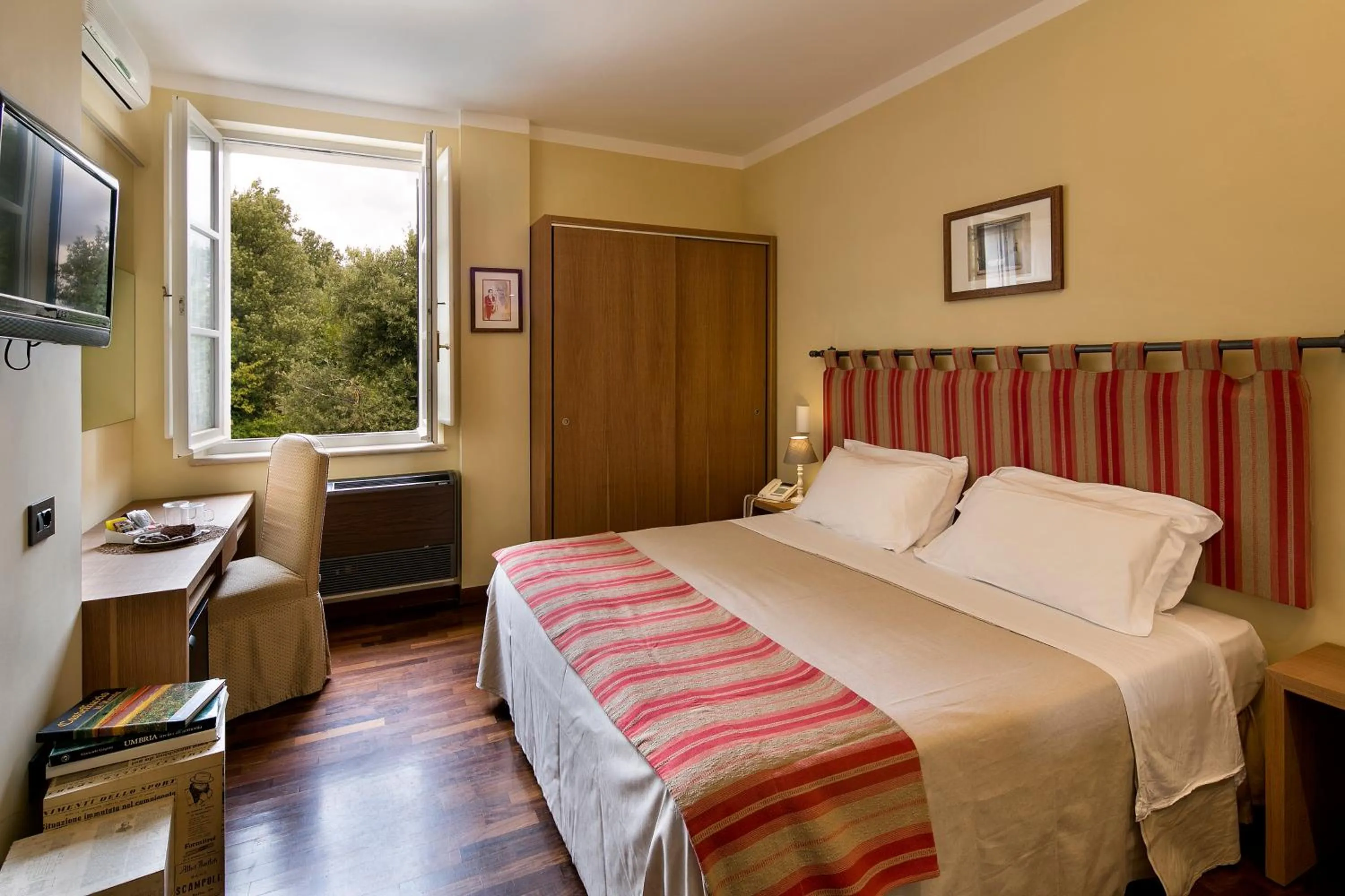 Photo of the whole room, Bed in La Macchia