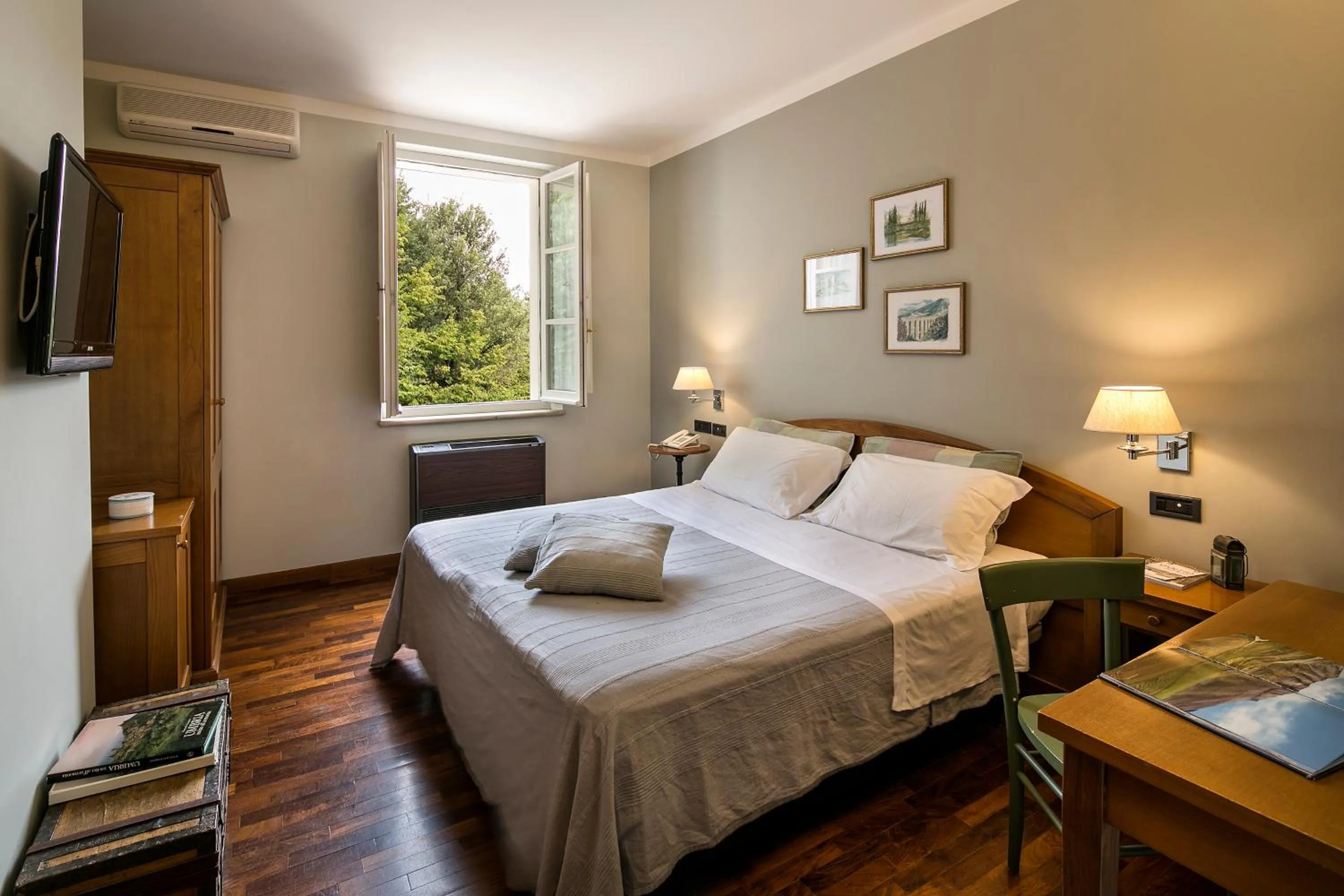 Photo of the whole room, Bed in La Macchia