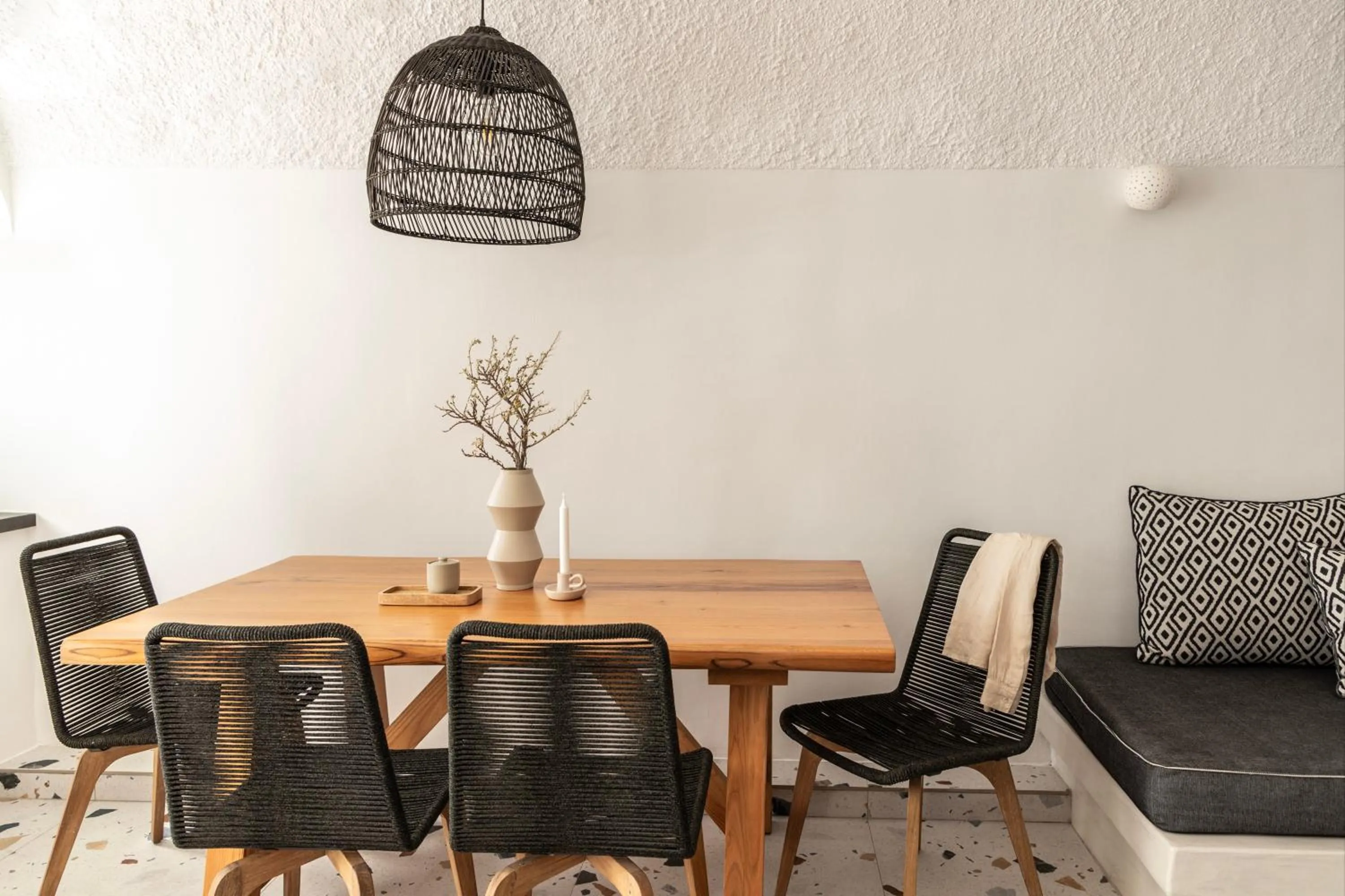 Dinner in LUKAS Aethereal Living