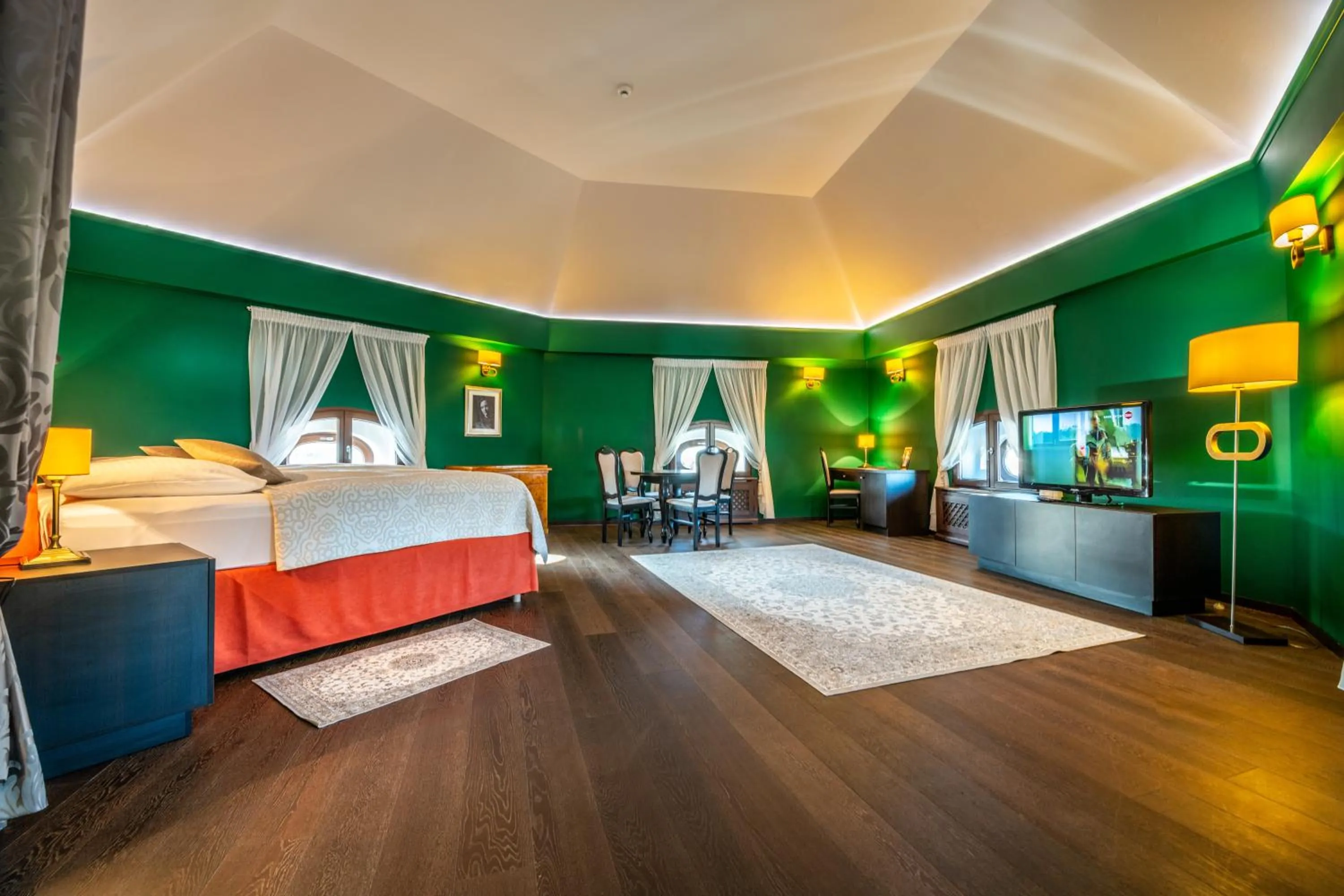 Photo of the whole room, Bed in Chateau Appony