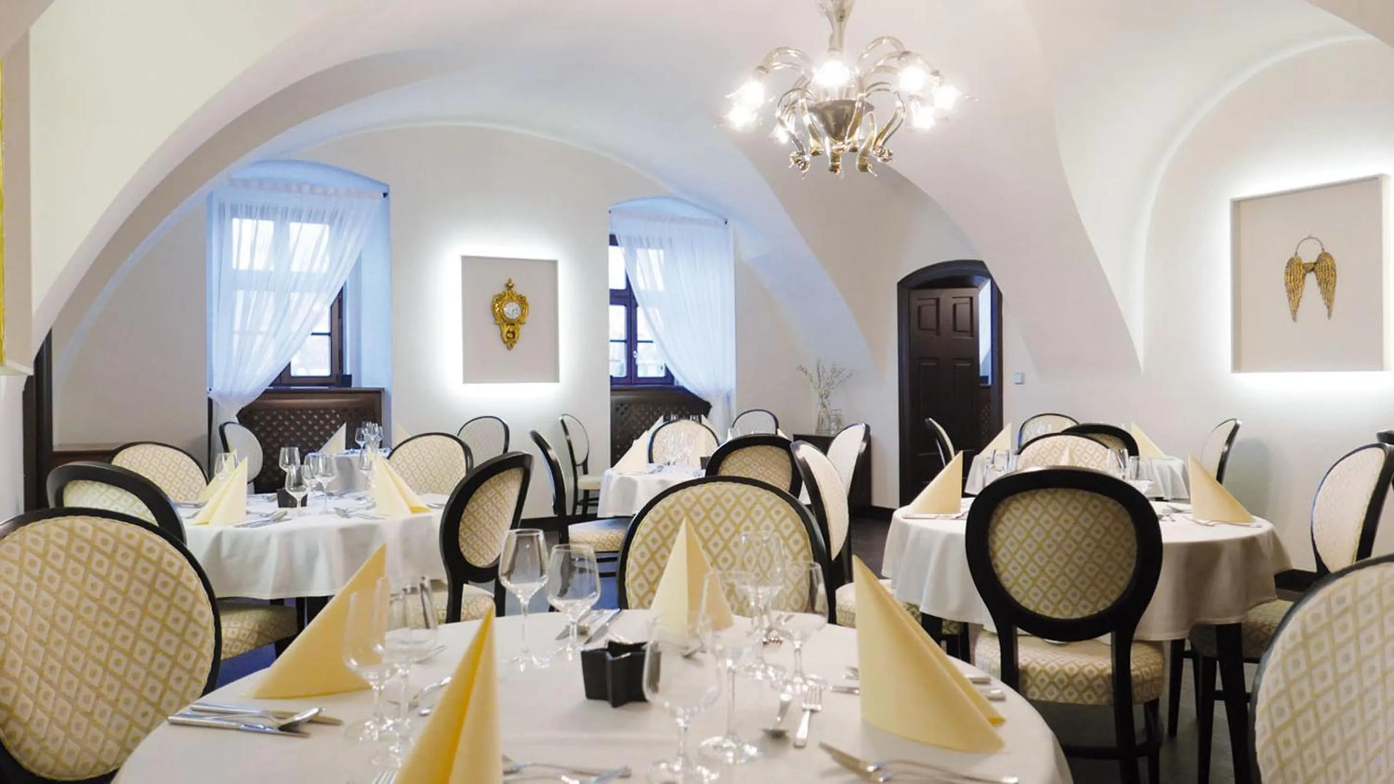Restaurant/places to eat in Chateau Appony