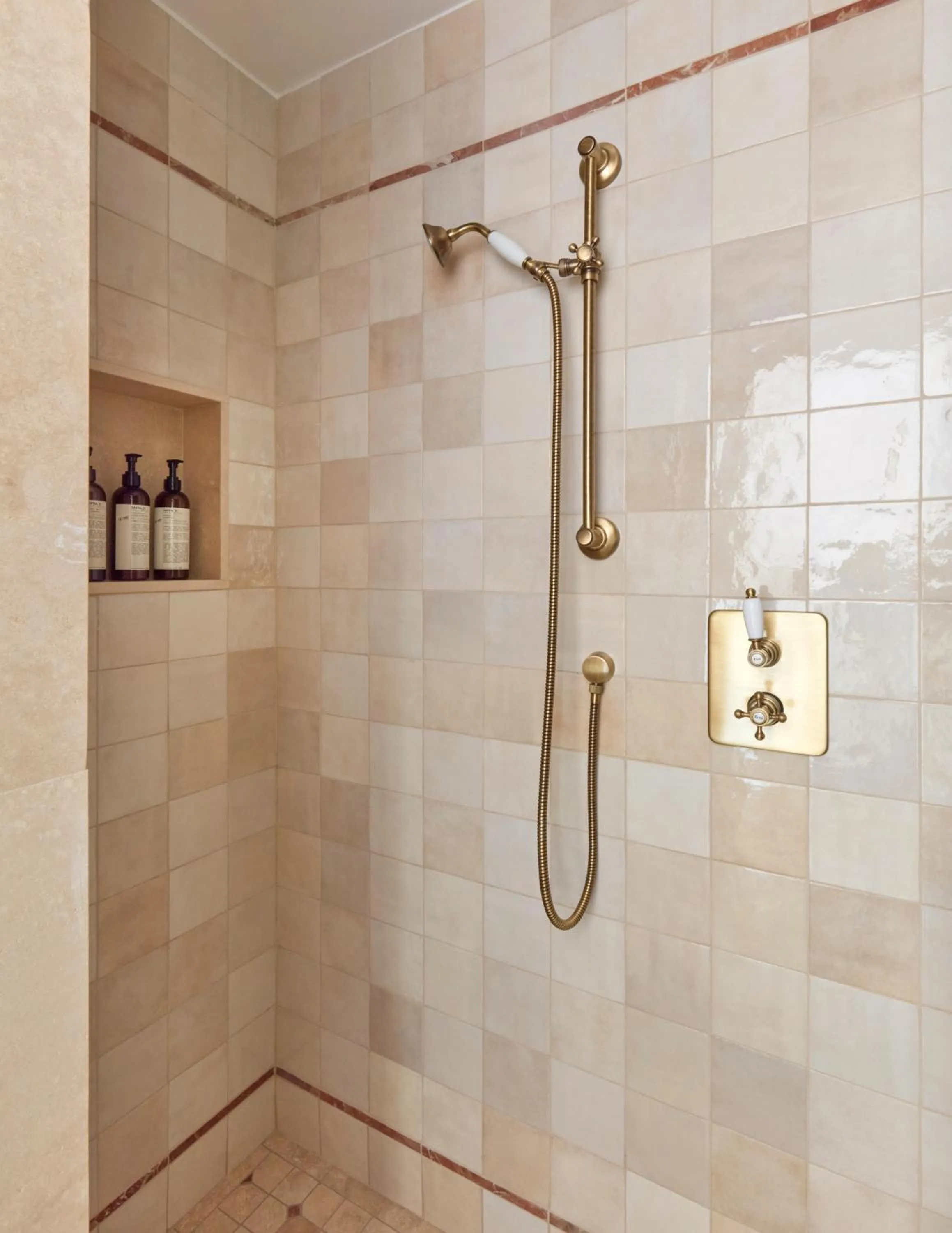 Shower in Miiro Borneta