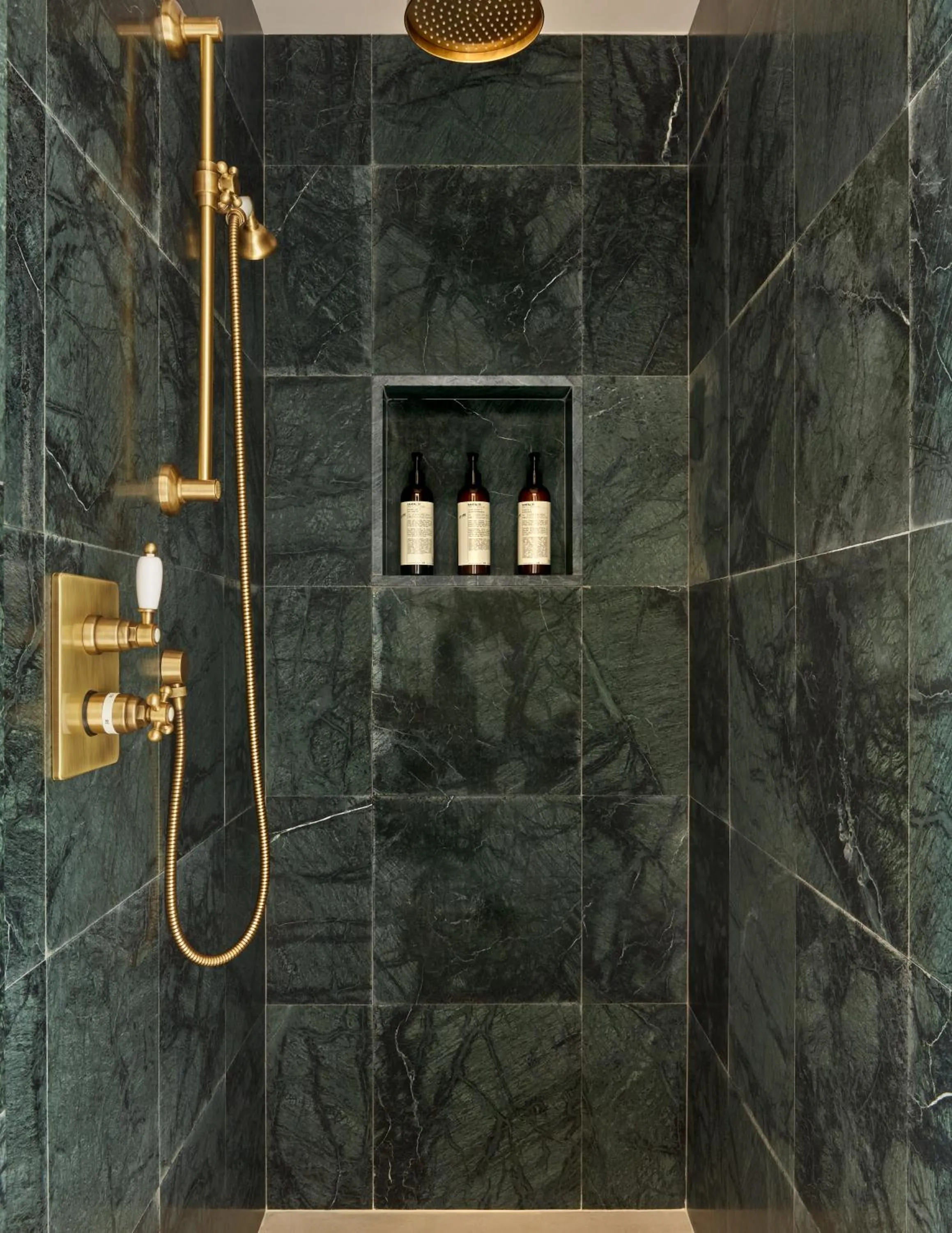 Shower in Miiro Borneta