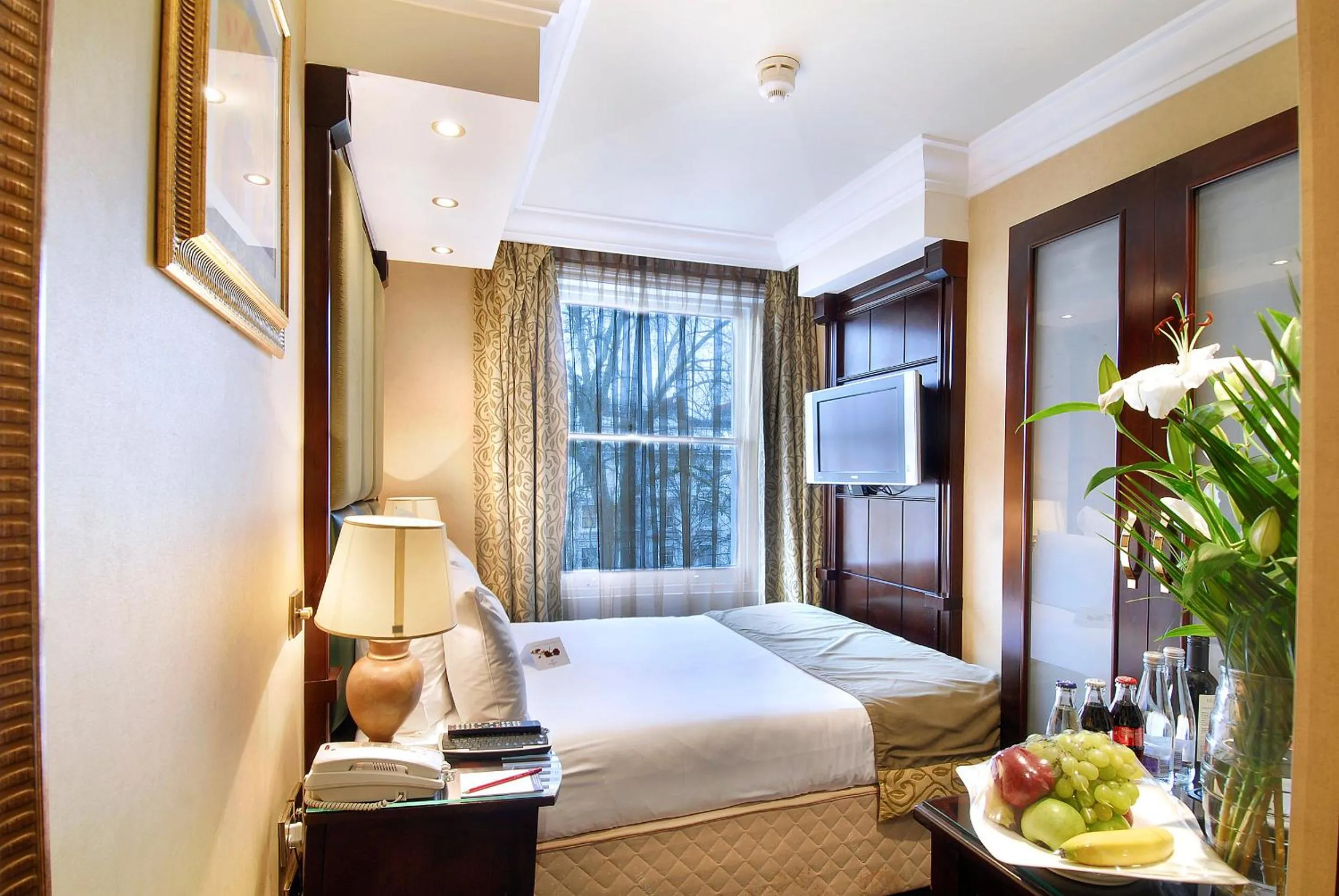 View (from property/room), Bed in The Premier Notting Hill