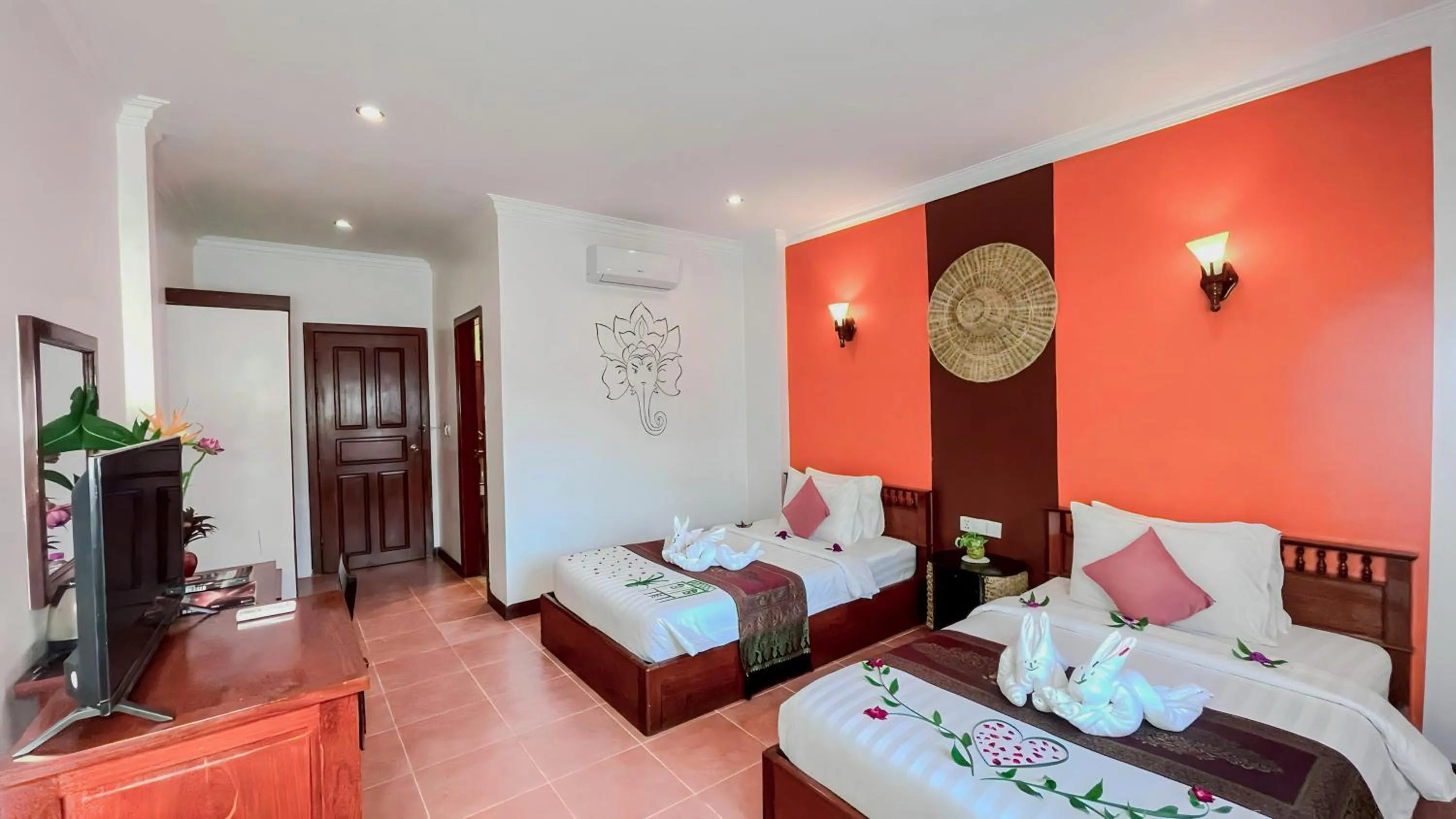 Photo of the whole room, Bed in Villa Indochine d'Angkor