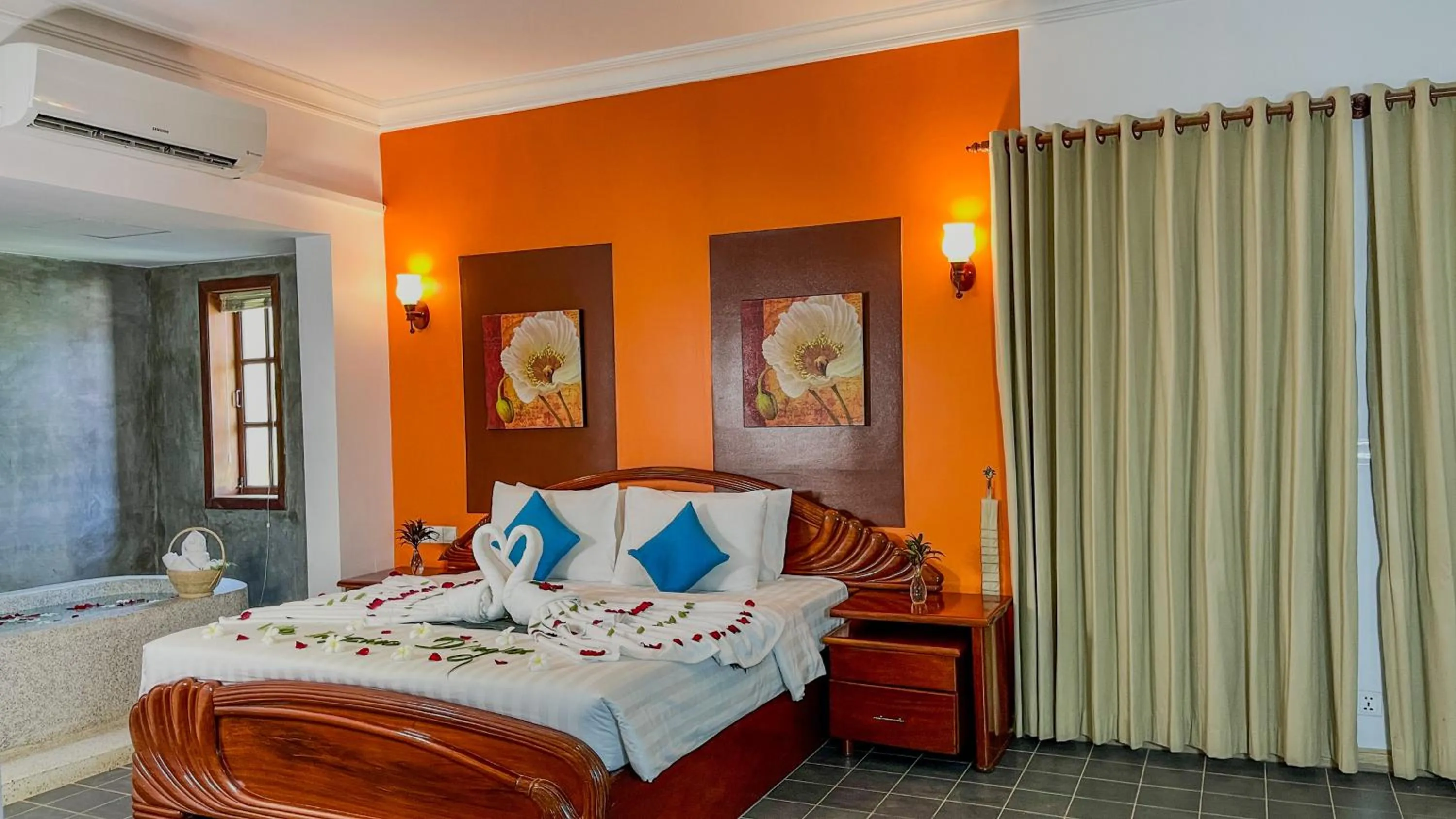 Bed in Villa Indochine d'Angkor