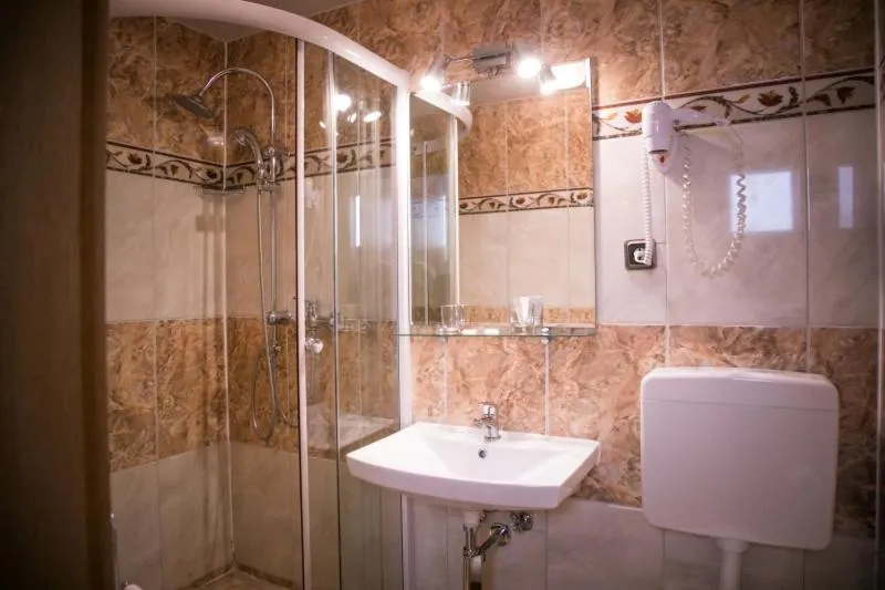 Shower in Hotel Am Rathaus