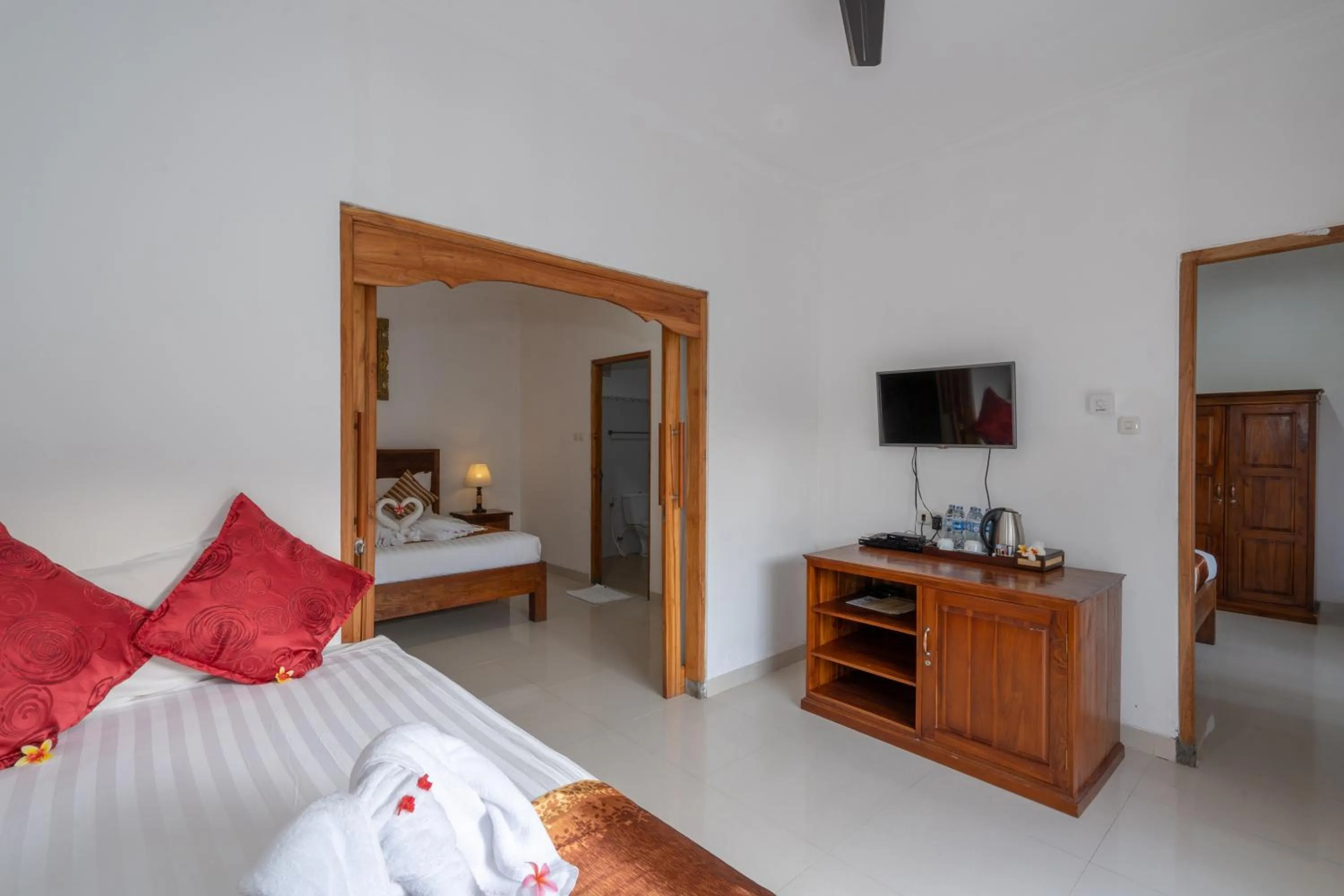 Communal lounge/ TV room, Bed in Nusa Indah Bungalow