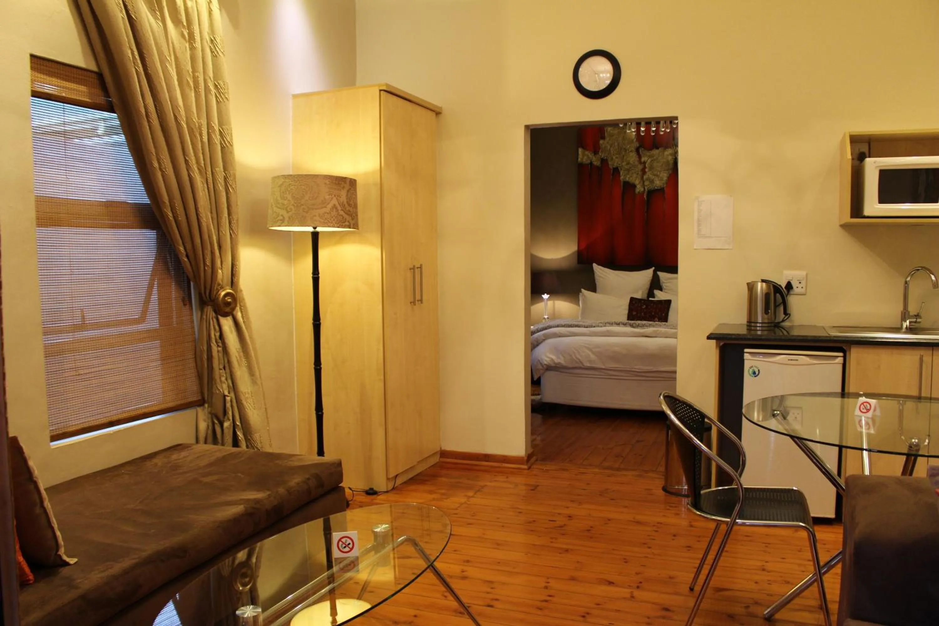 Kitchen or kitchenette, Bed in Saffron Guest House