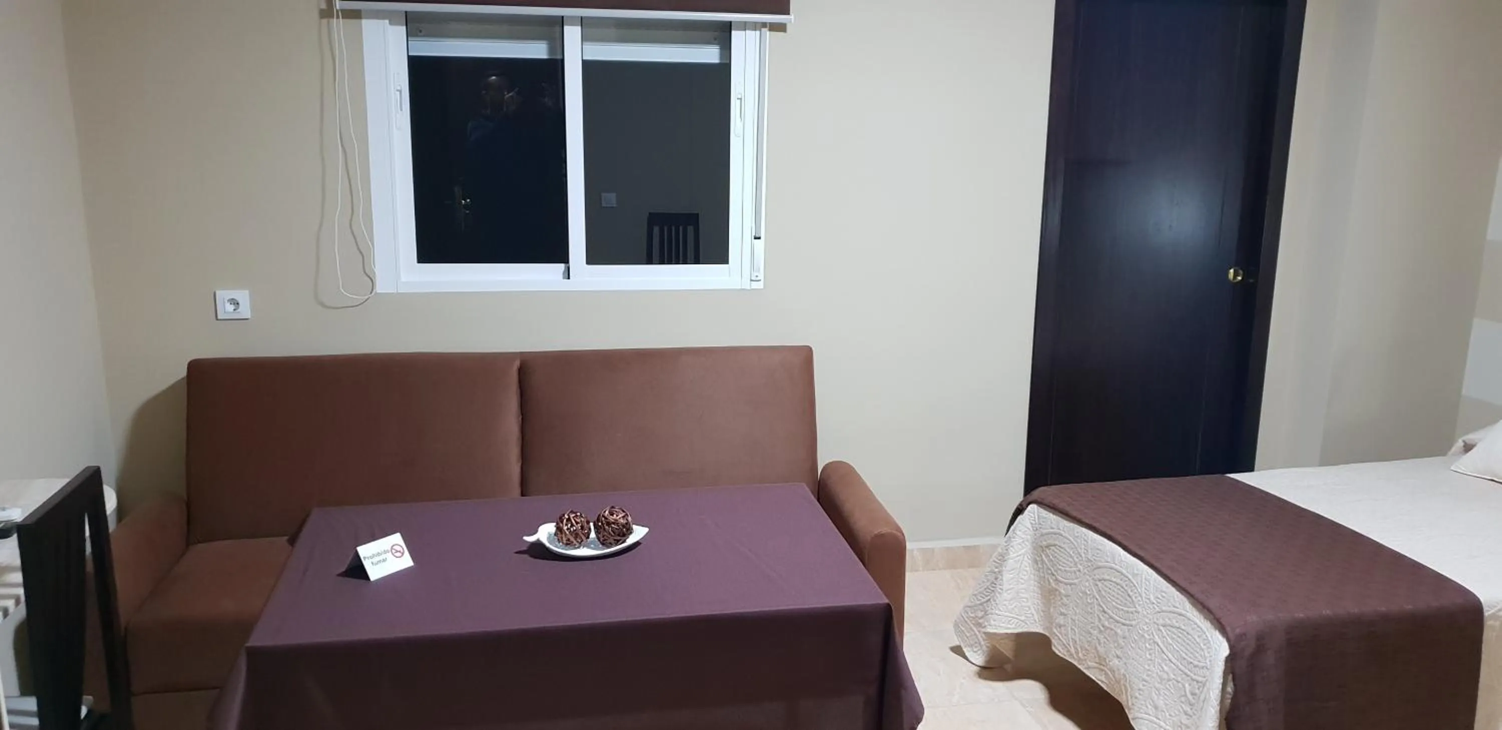 Seating area, Bed in Hostal Málaga