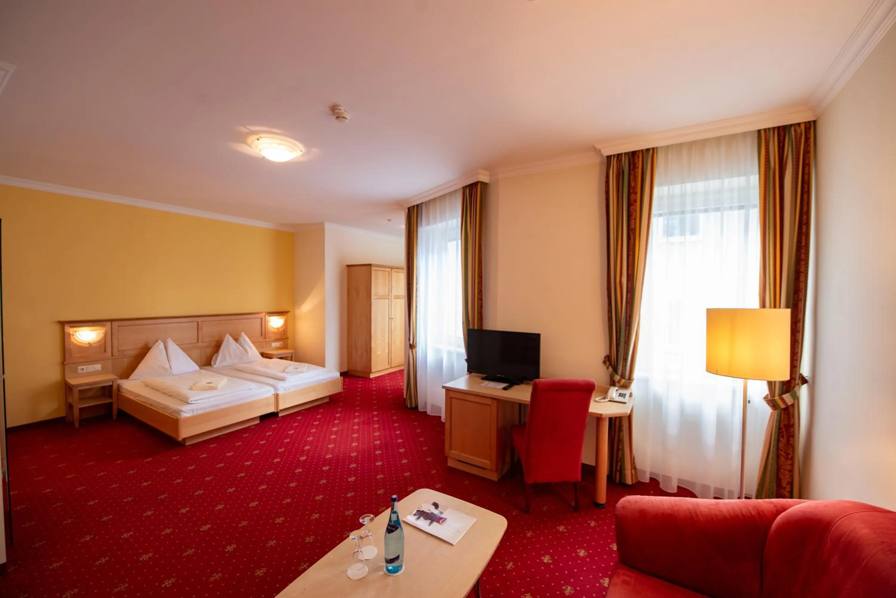 Living room, Bed in AKTIVHOTEL Weisser Hirsch