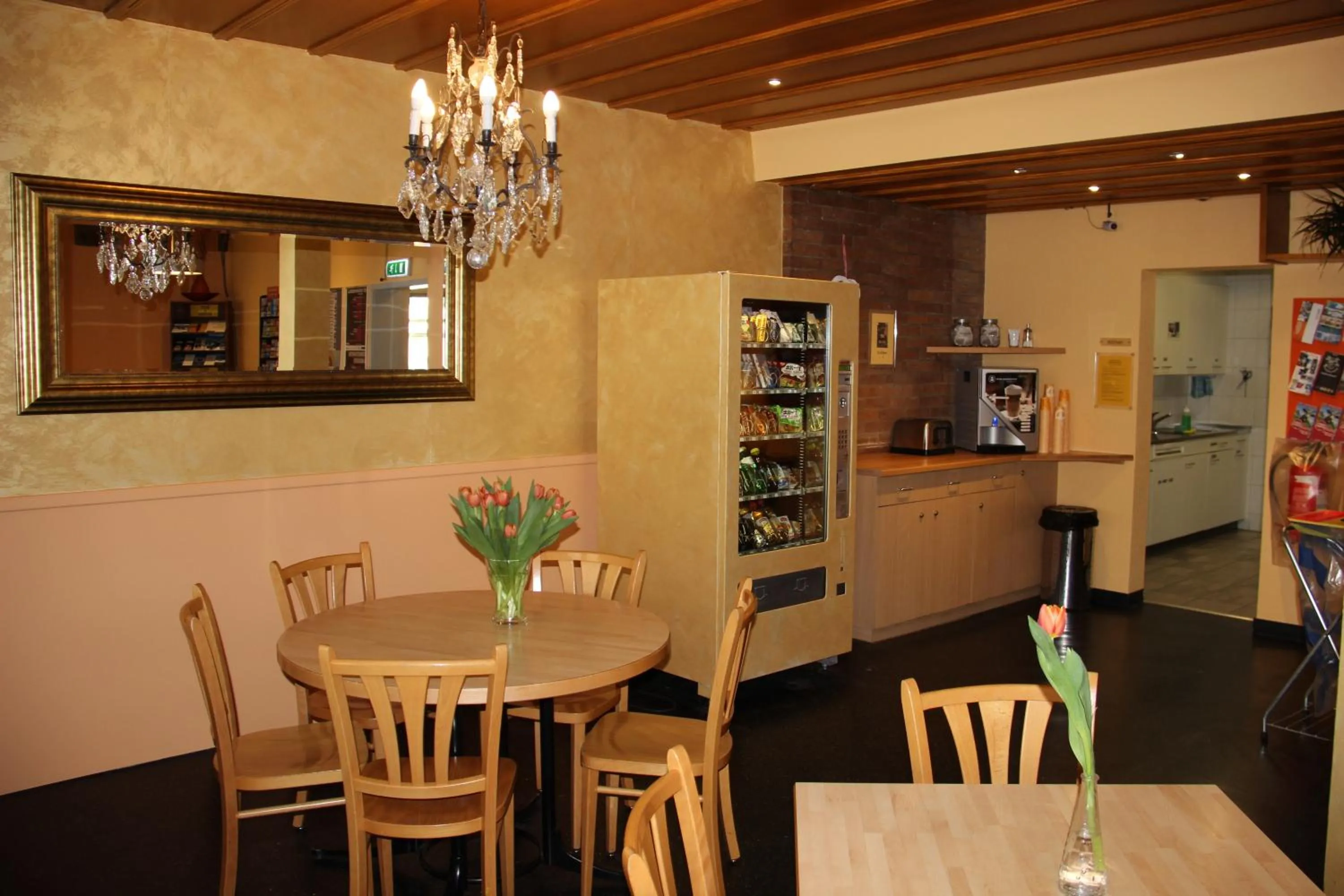 Communal lounge/ TV room in Bern Backpackers Hotel Glocke