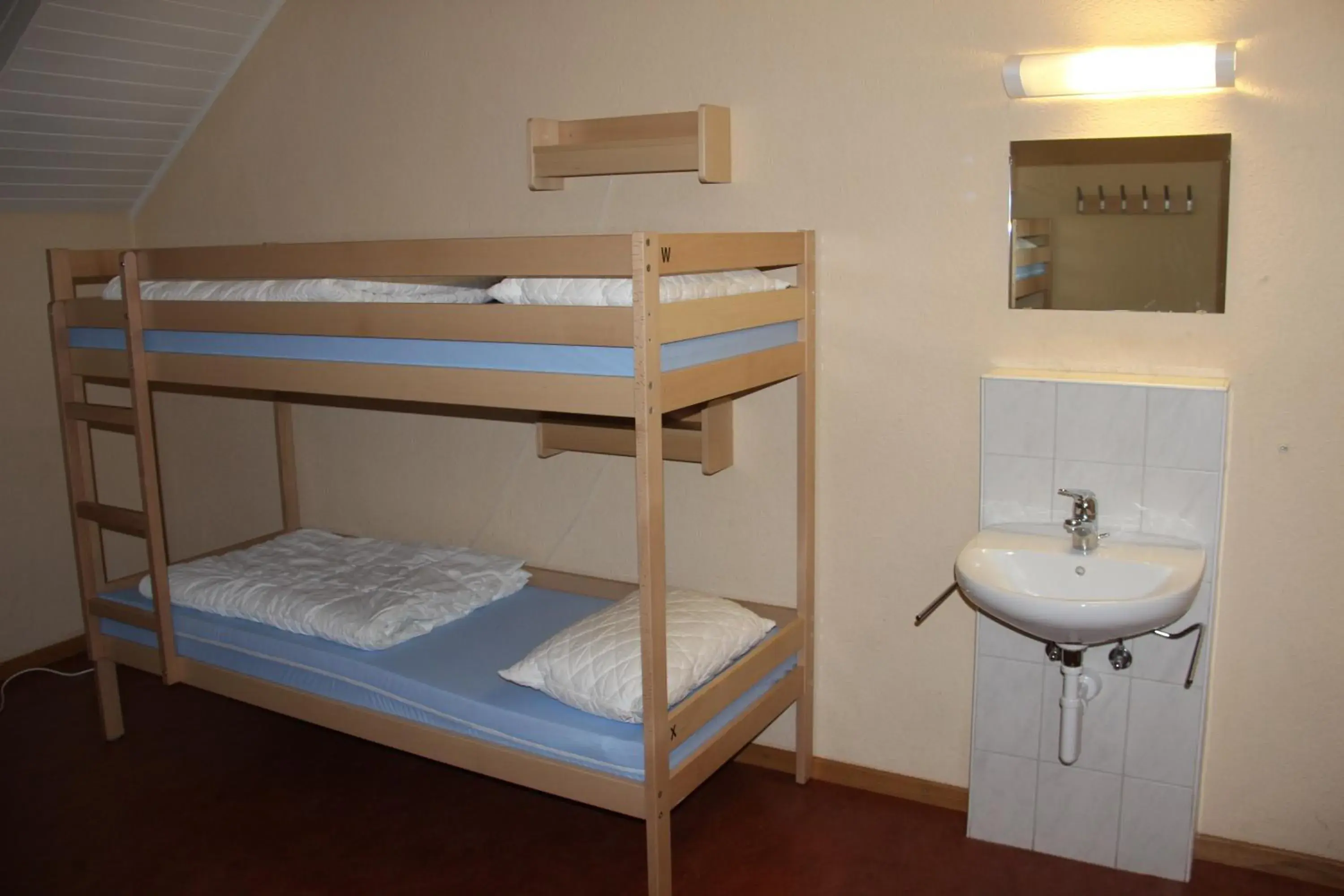 Bed in 6-Bed Female Dormitory Room in Bern Backpackers Hotel Glocke Bed in 6-Bed Female Dormitory Room in Bern Backpackers Hotel Glocke