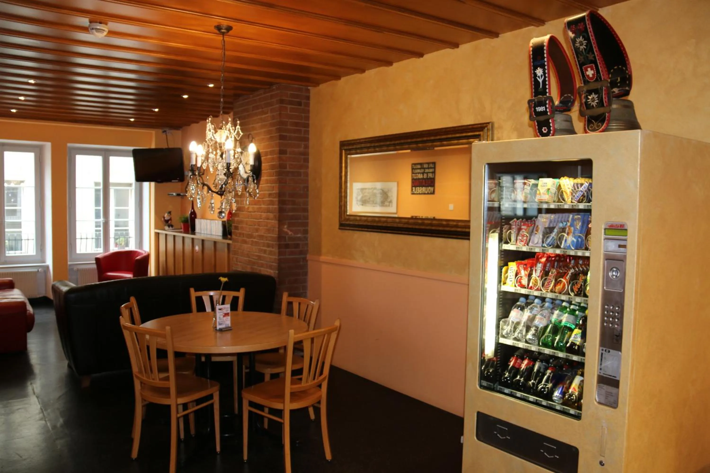 Communal lounge/ TV room in Bern Backpackers Hotel Glocke