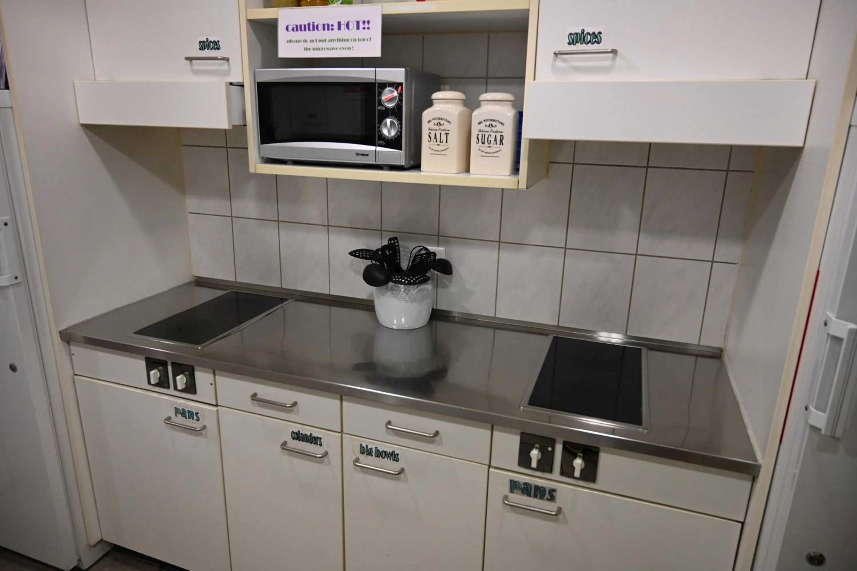 Communal kitchen in Bern Backpackers Hotel Glocke