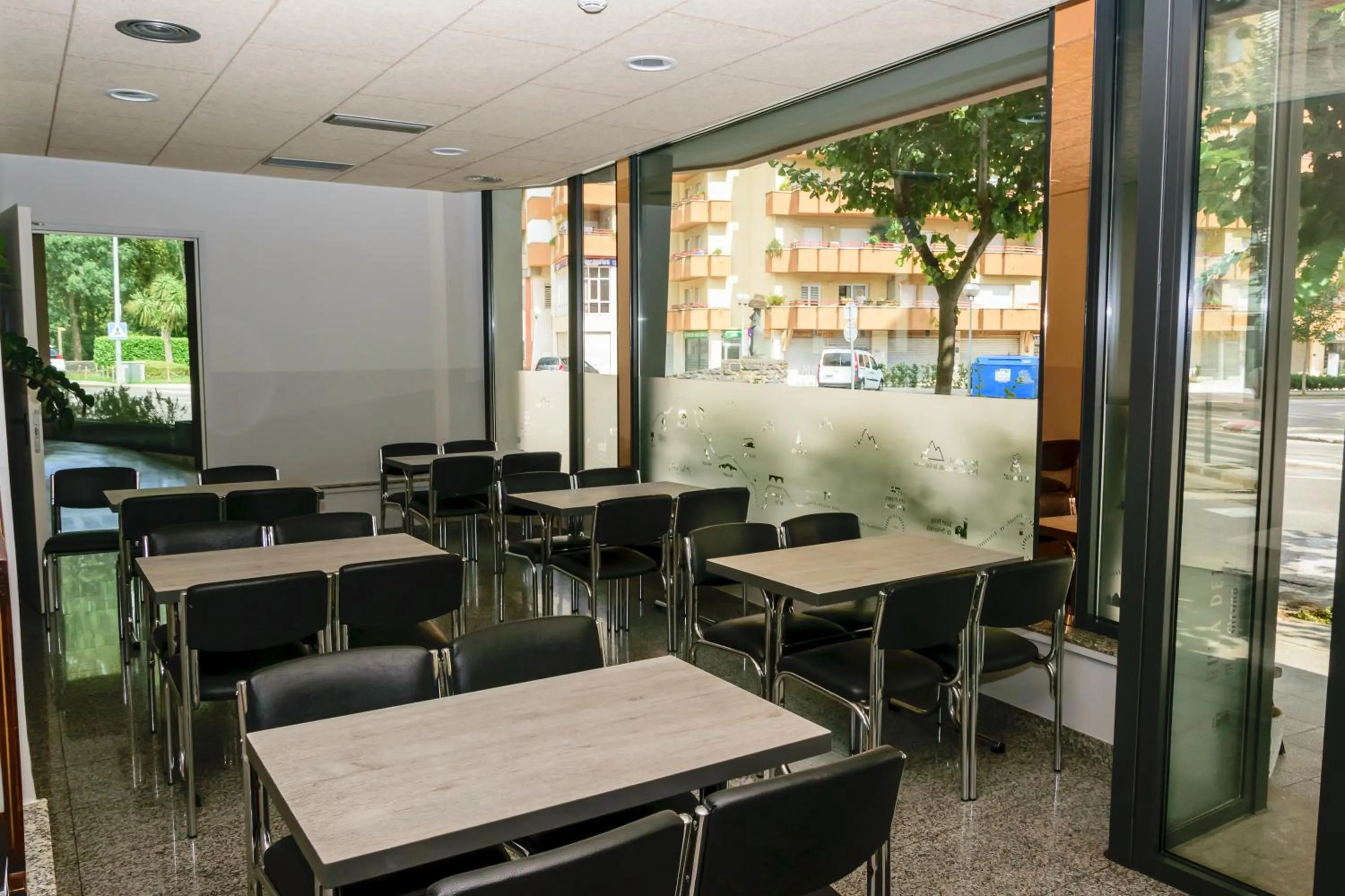 Restaurant/places to eat in Hotel Estació