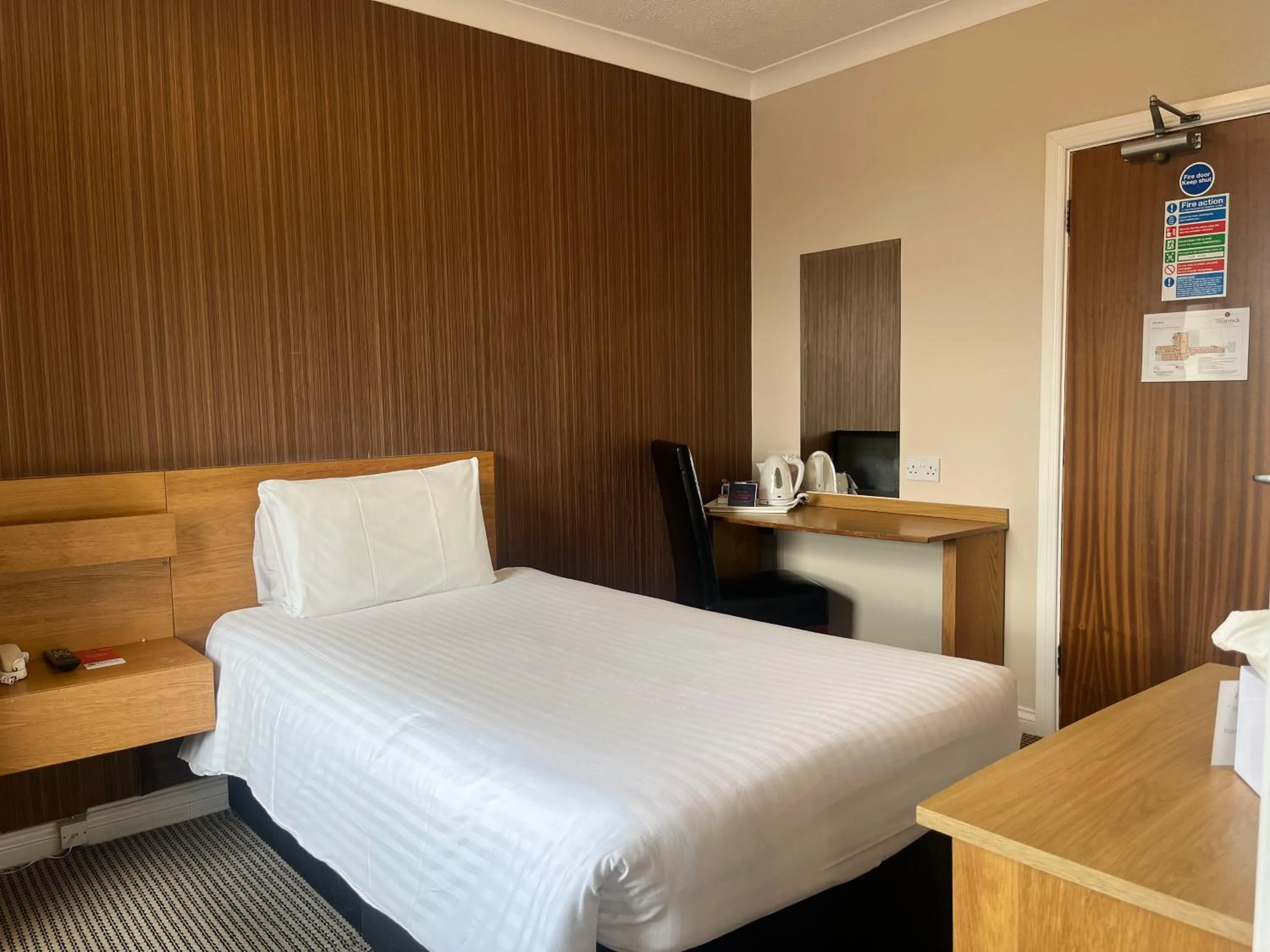 Photo of the whole room, Bed in Best Western Thurrock Hotel