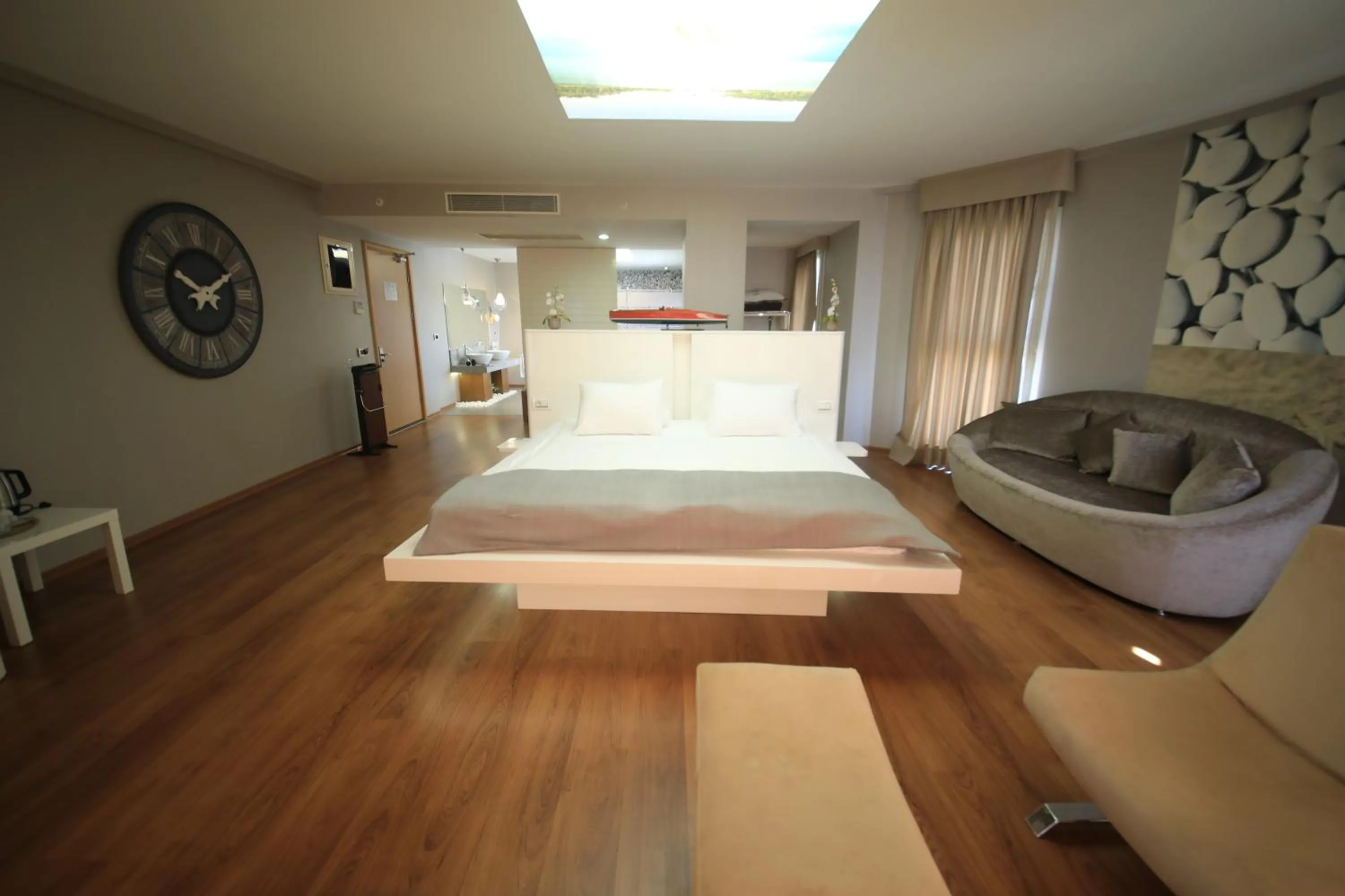 Photo of the whole room, Bed in Orucoglu Oreko Hotel