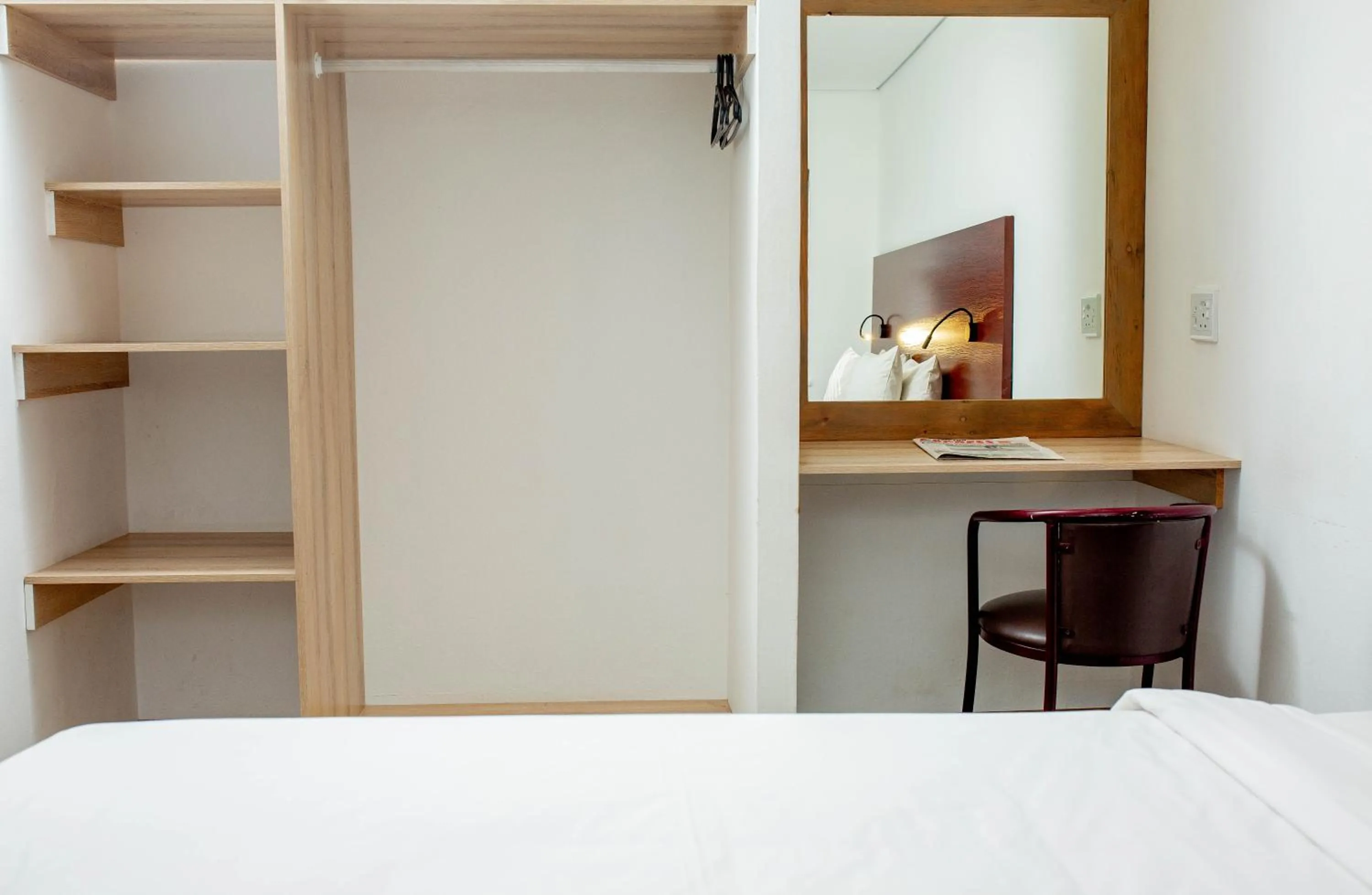 Bedroom, Bed in Vetho 1 Apartments OR Tambo Airport