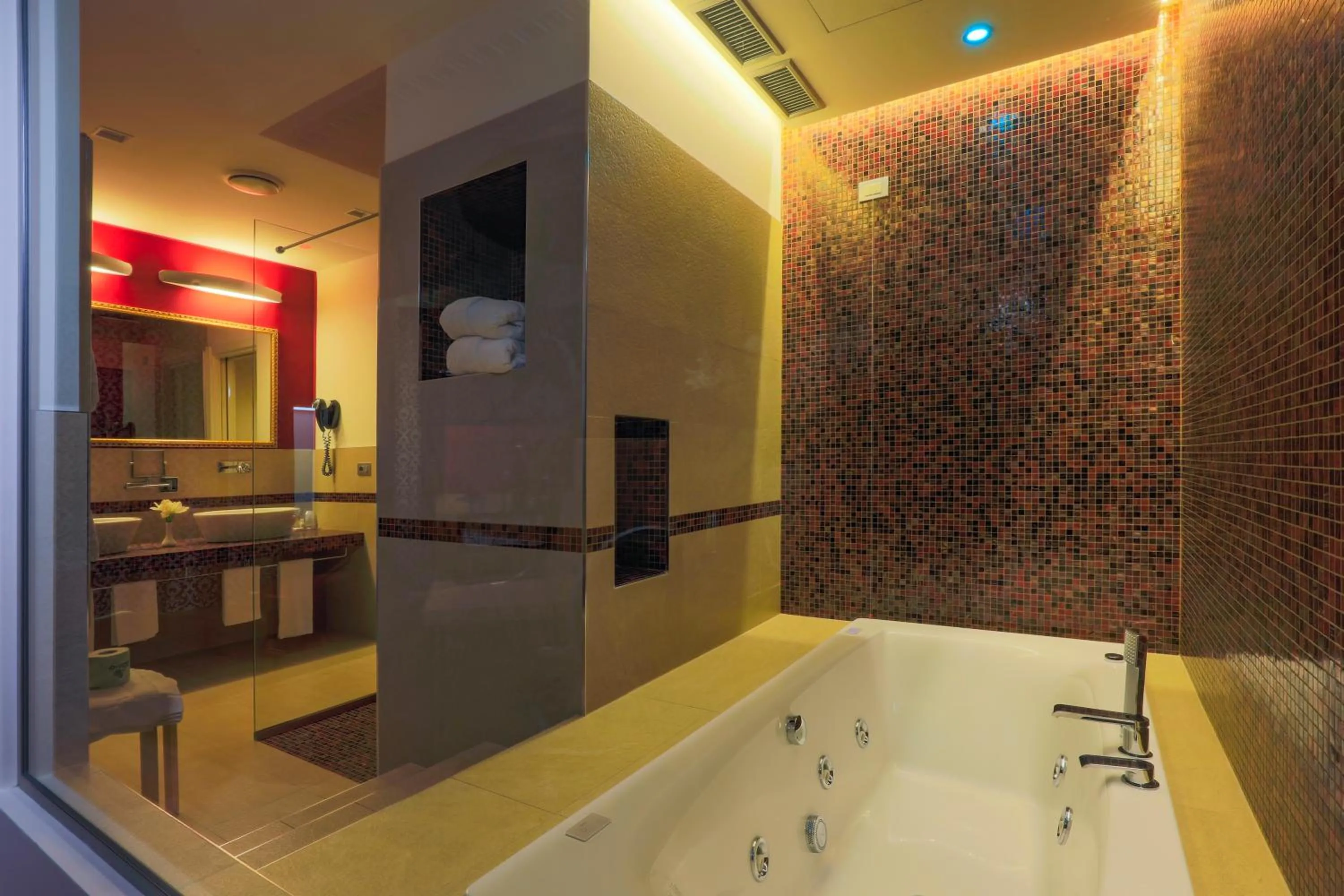 Hot Tub in Hotel Glamour