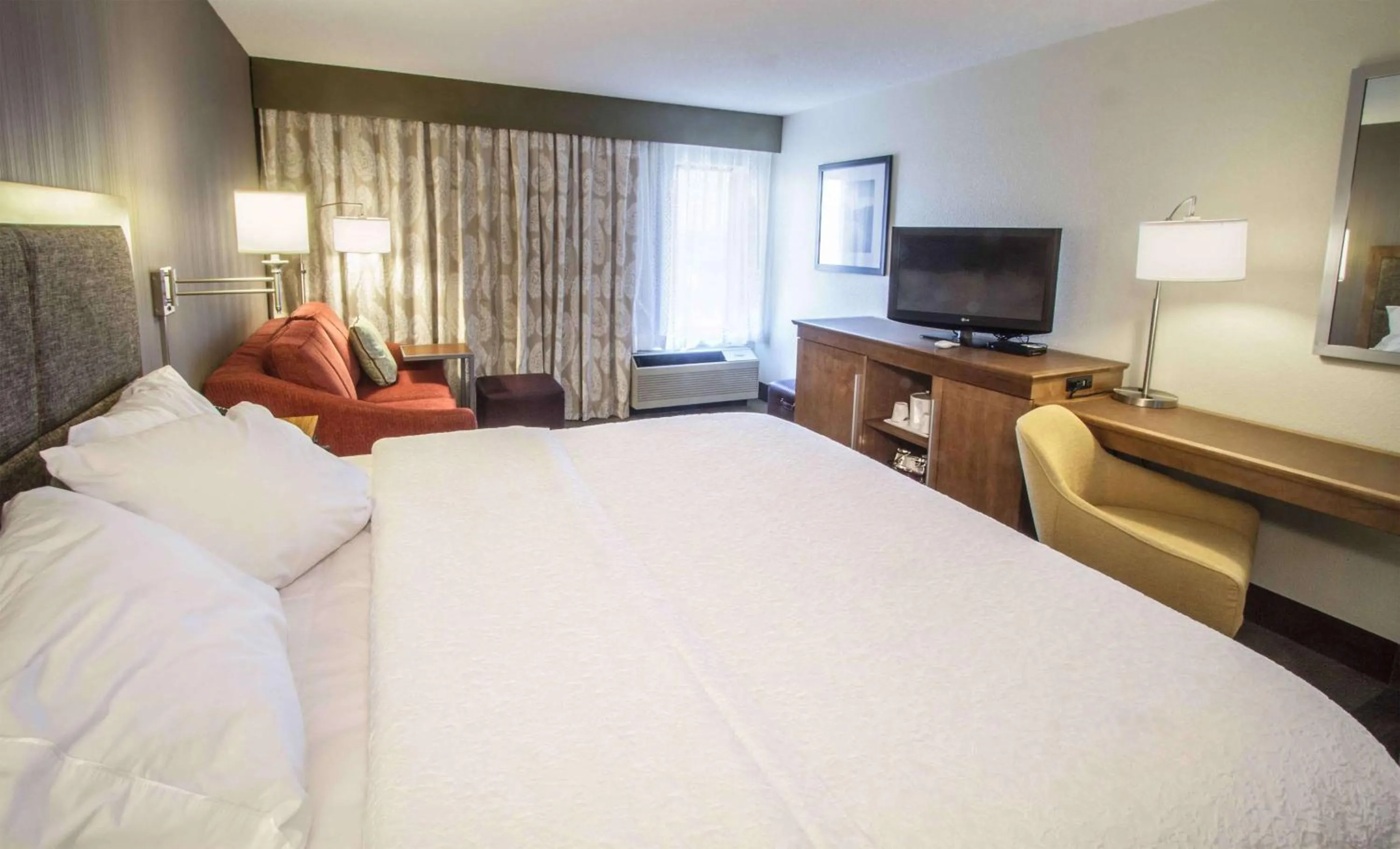 Bedroom, Bed in Hampton Inn South Haven