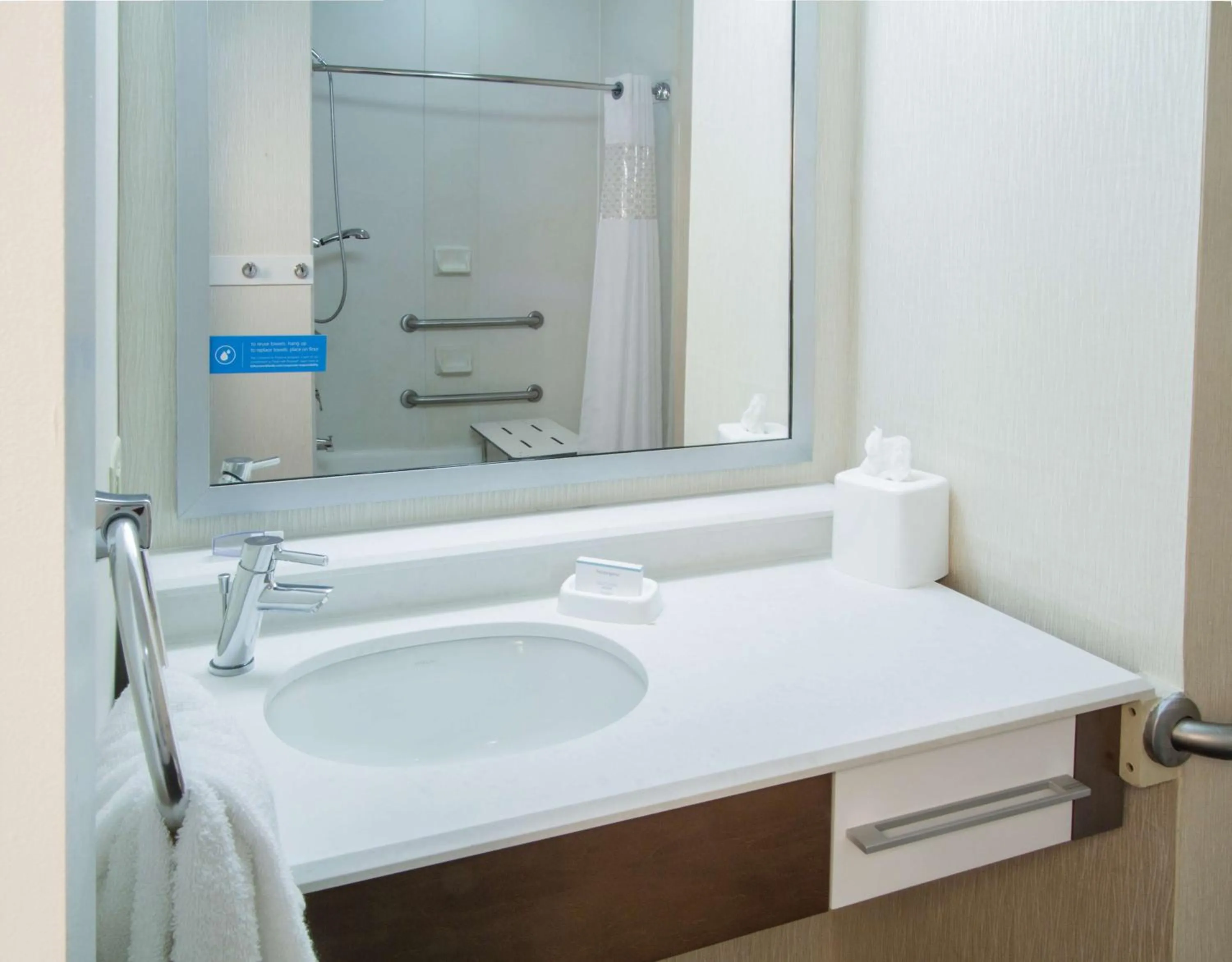 Bathroom in Hampton Inn South Haven