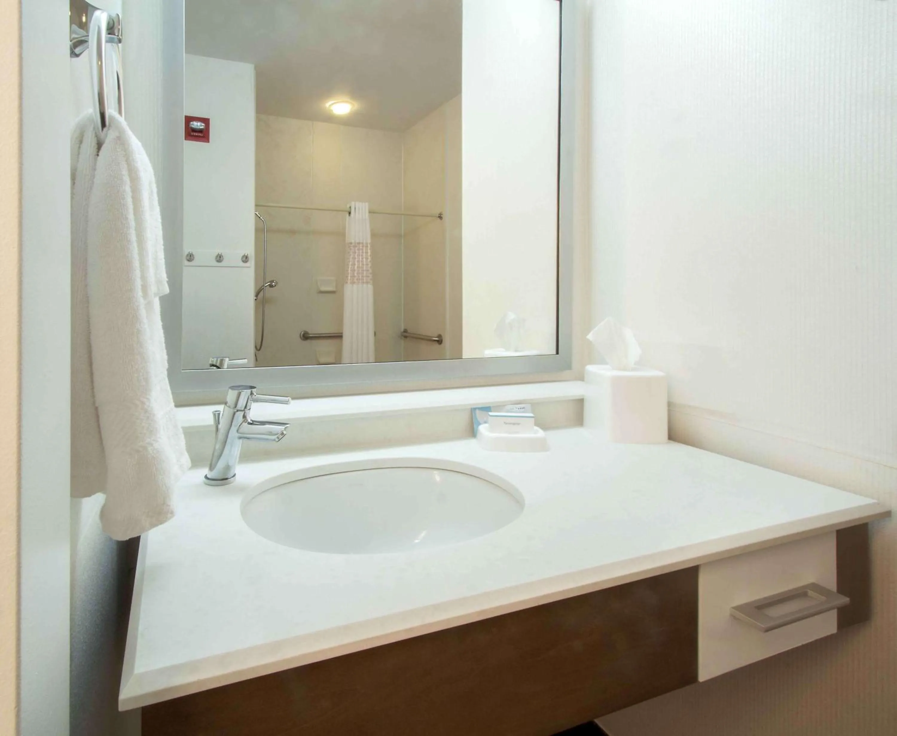 Bathroom in Hampton Inn South Haven