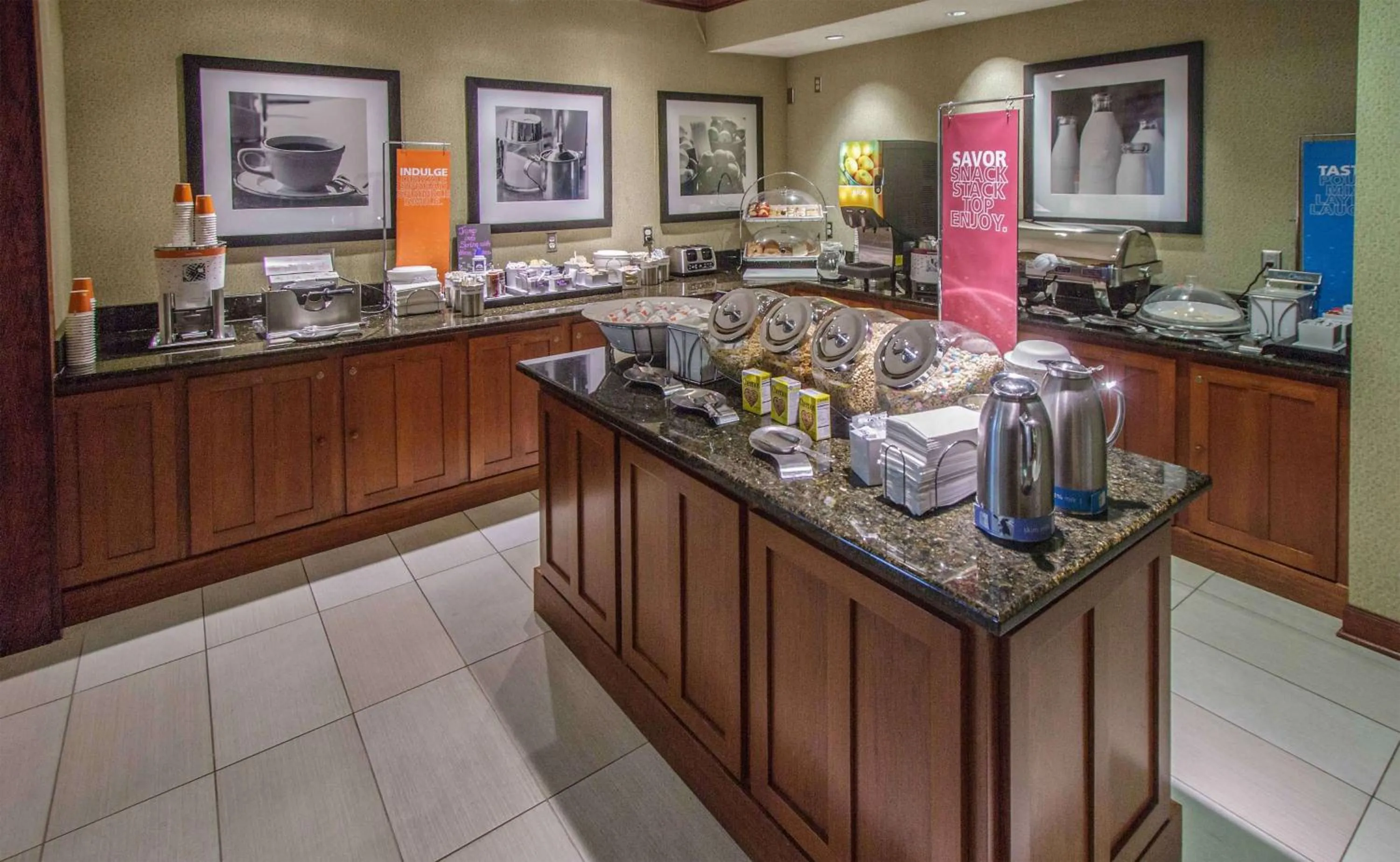 Dining area in Hampton Inn South Haven