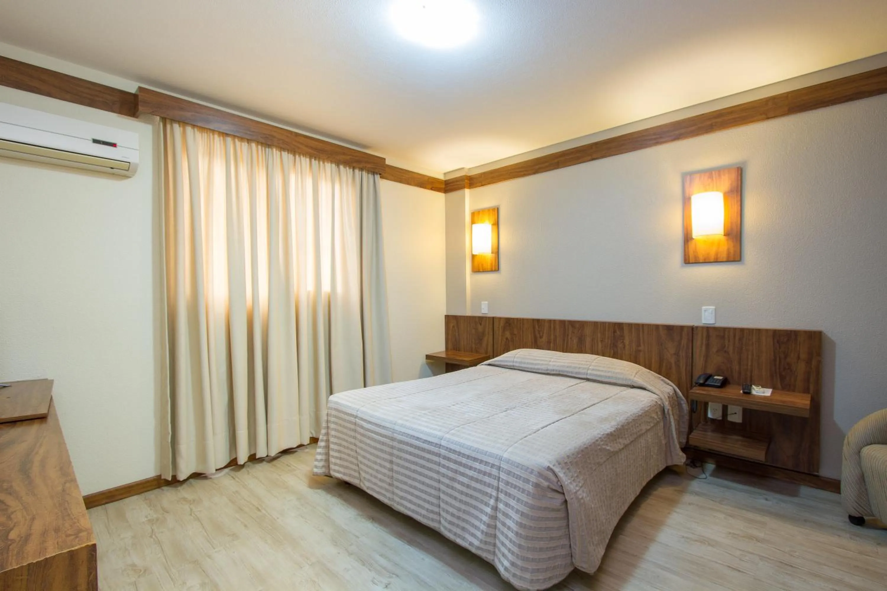 Photo of the whole room, Bed in Hotel Le Canard Lages