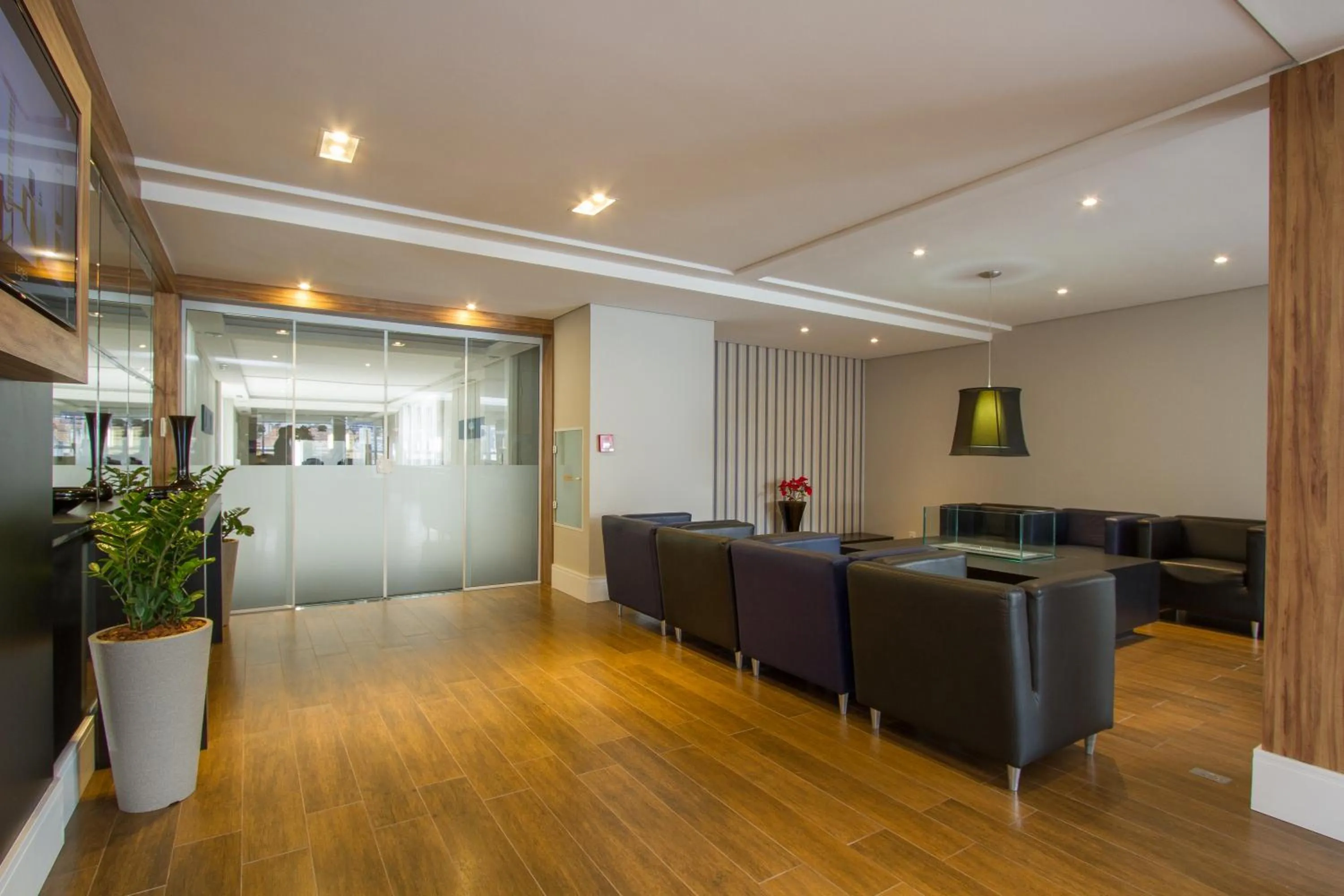 Communal lounge/ TV room in Hotel Le Canard Lages