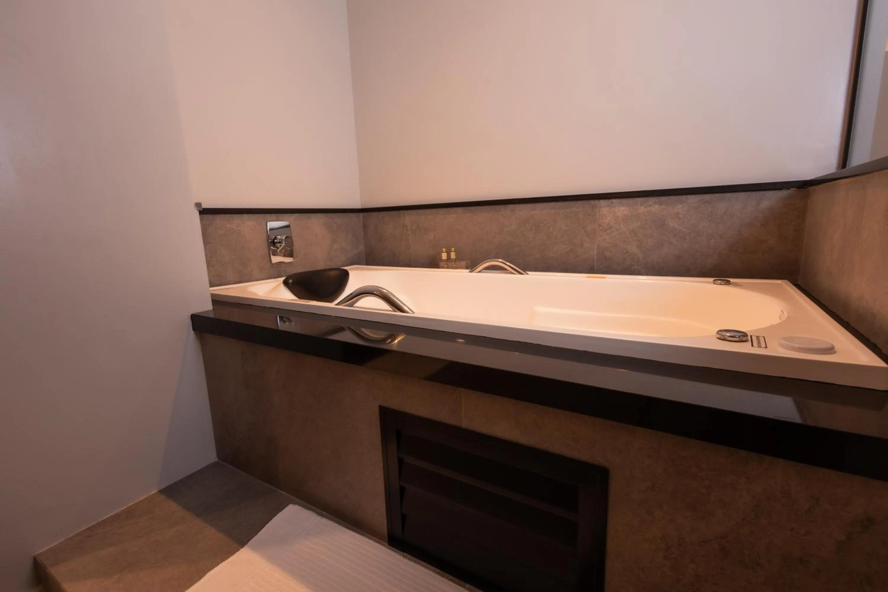 Hot Tub in Hotel Le Canard Lages