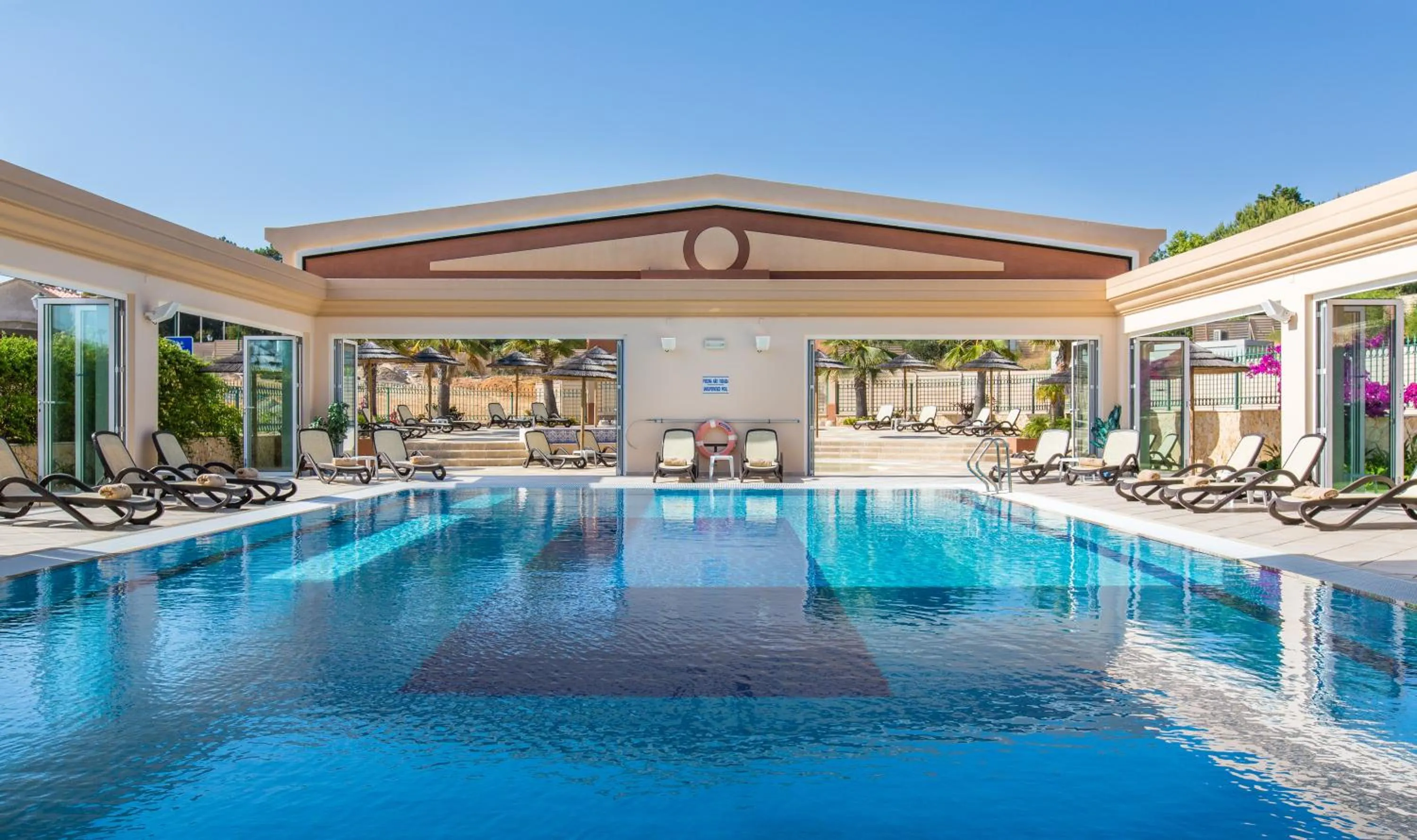 Swimming pool in Lakeside Country Club - Apartamentos Turísticos