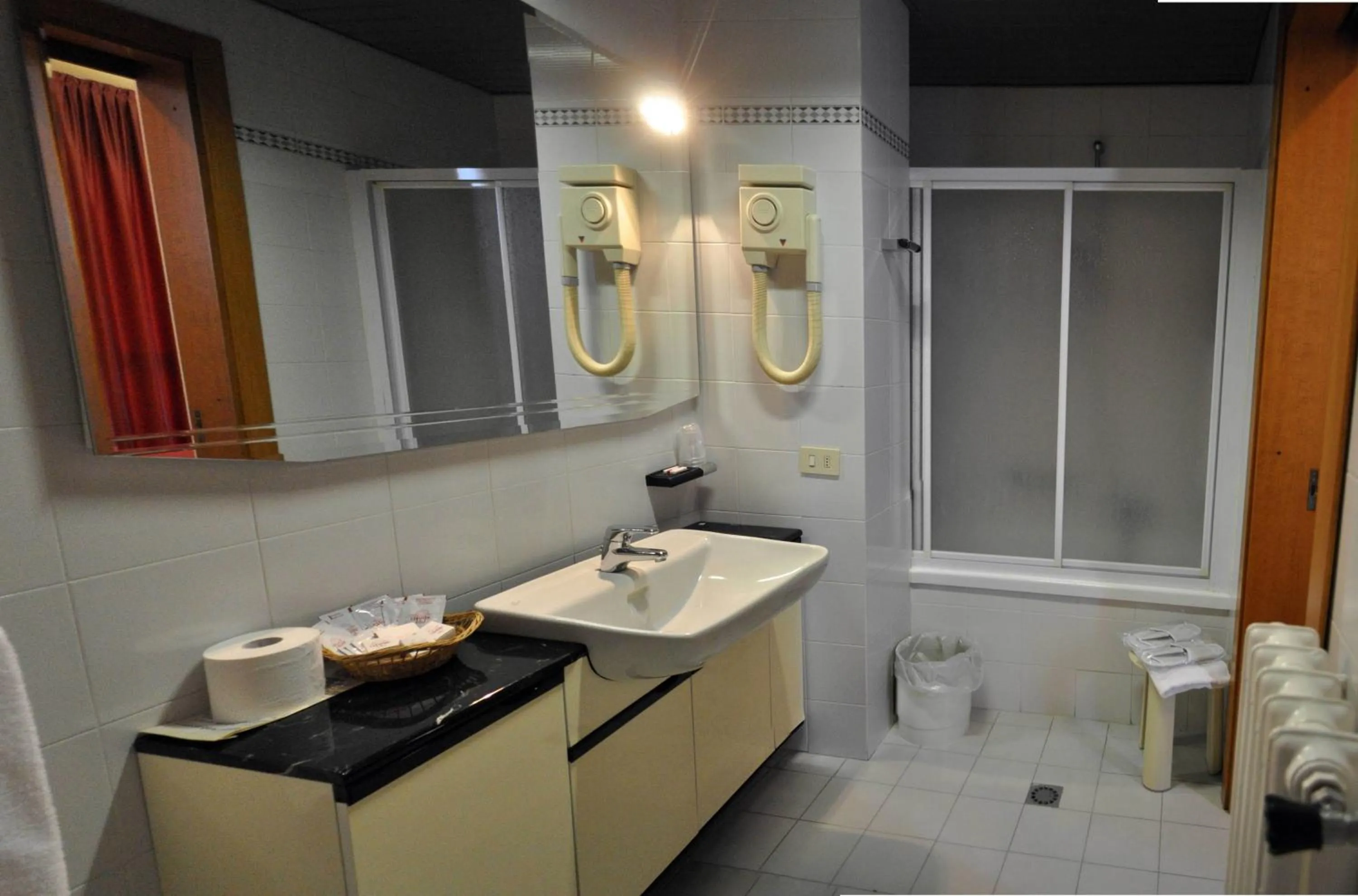 Bathroom in Hotel Italia