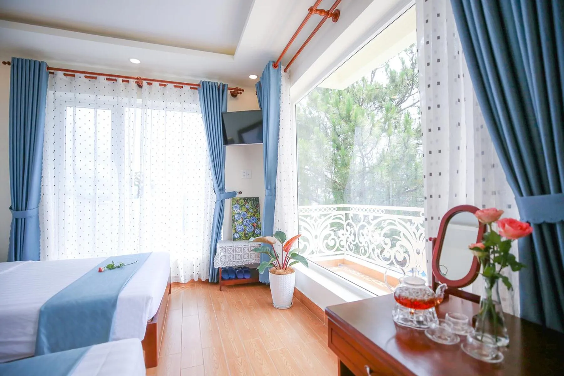 TV and multimedia, Bed in Rose Valley Hotel Da Lat Vietnam