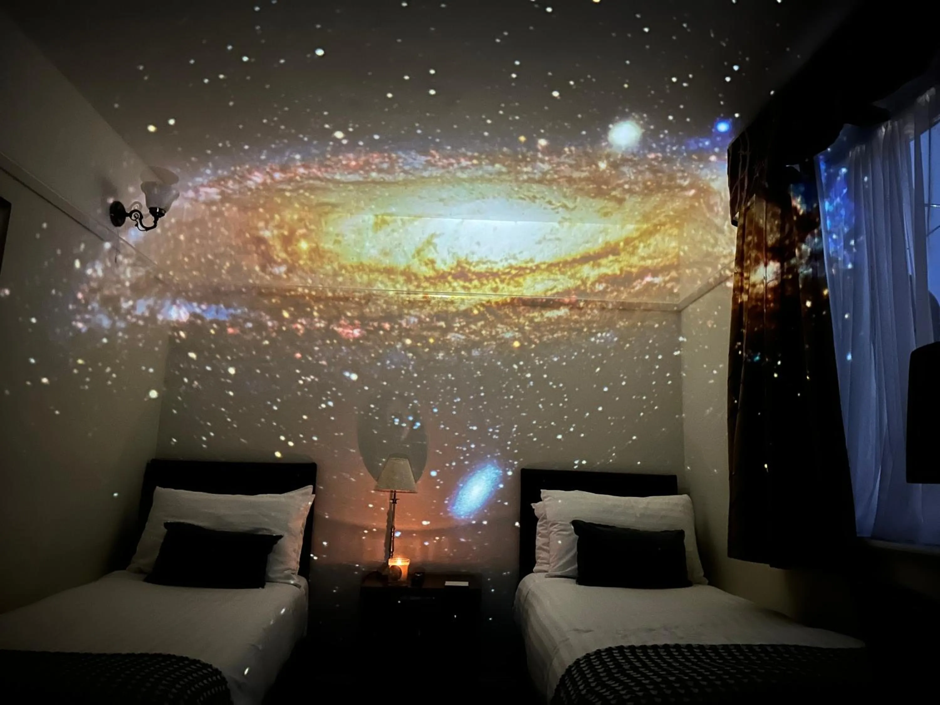 Night, Bed in The Robin Hill