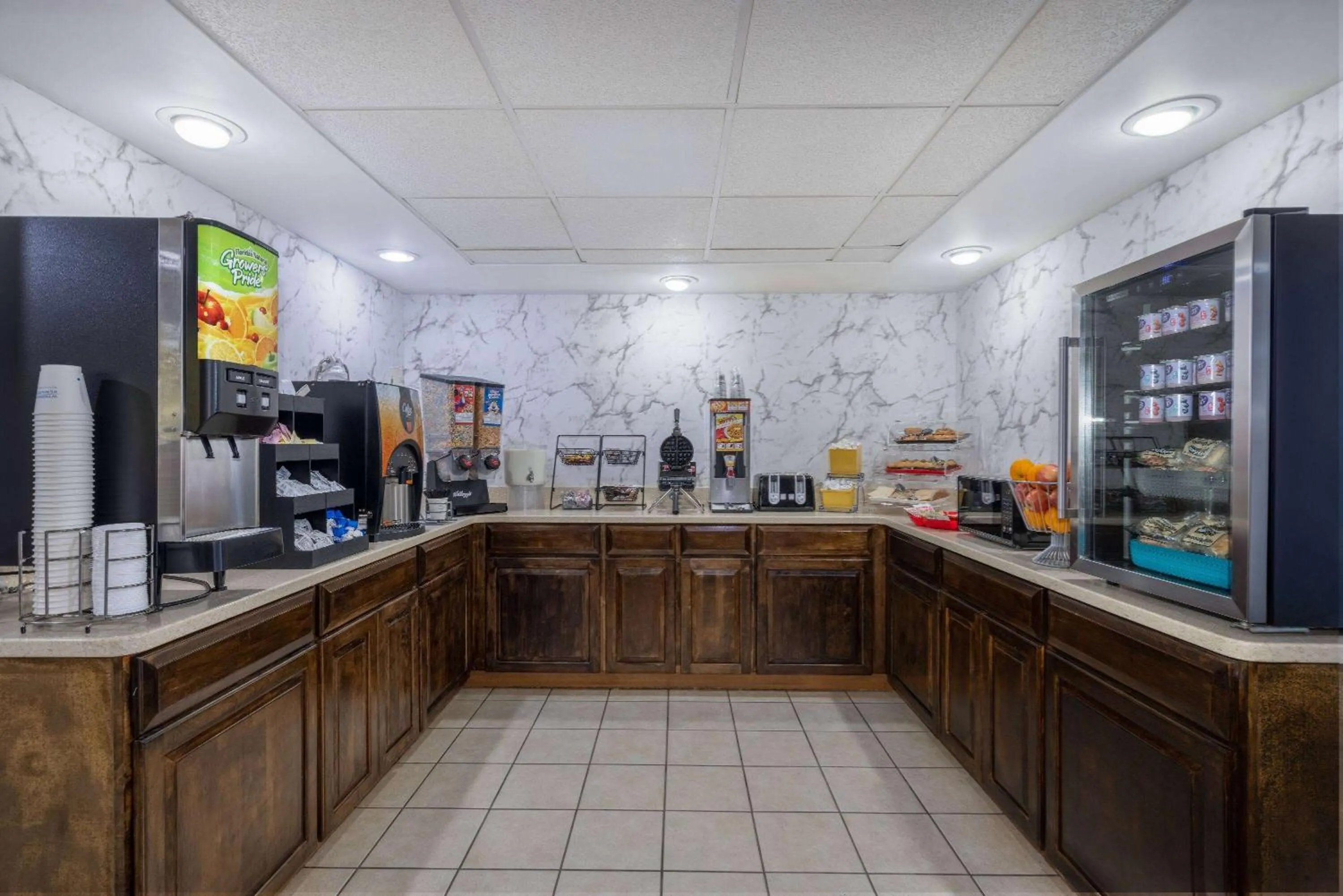 Breakfast in Days Inn & Suites by Wyndham Fort Bragg/Cross Creek Mall