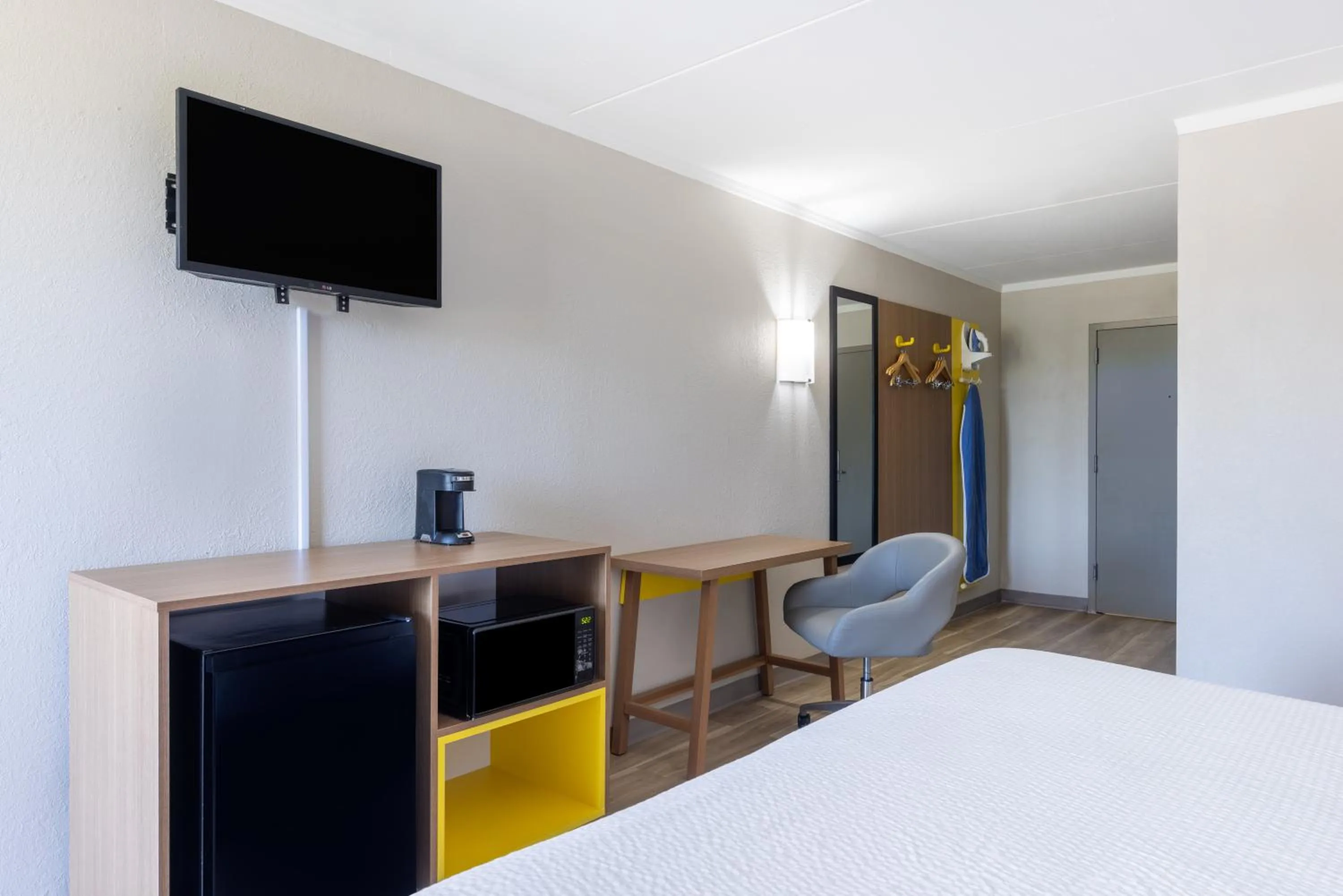 Bed in Days Inn & Suites by Wyndham Fort Bragg/Cross Creek Mall