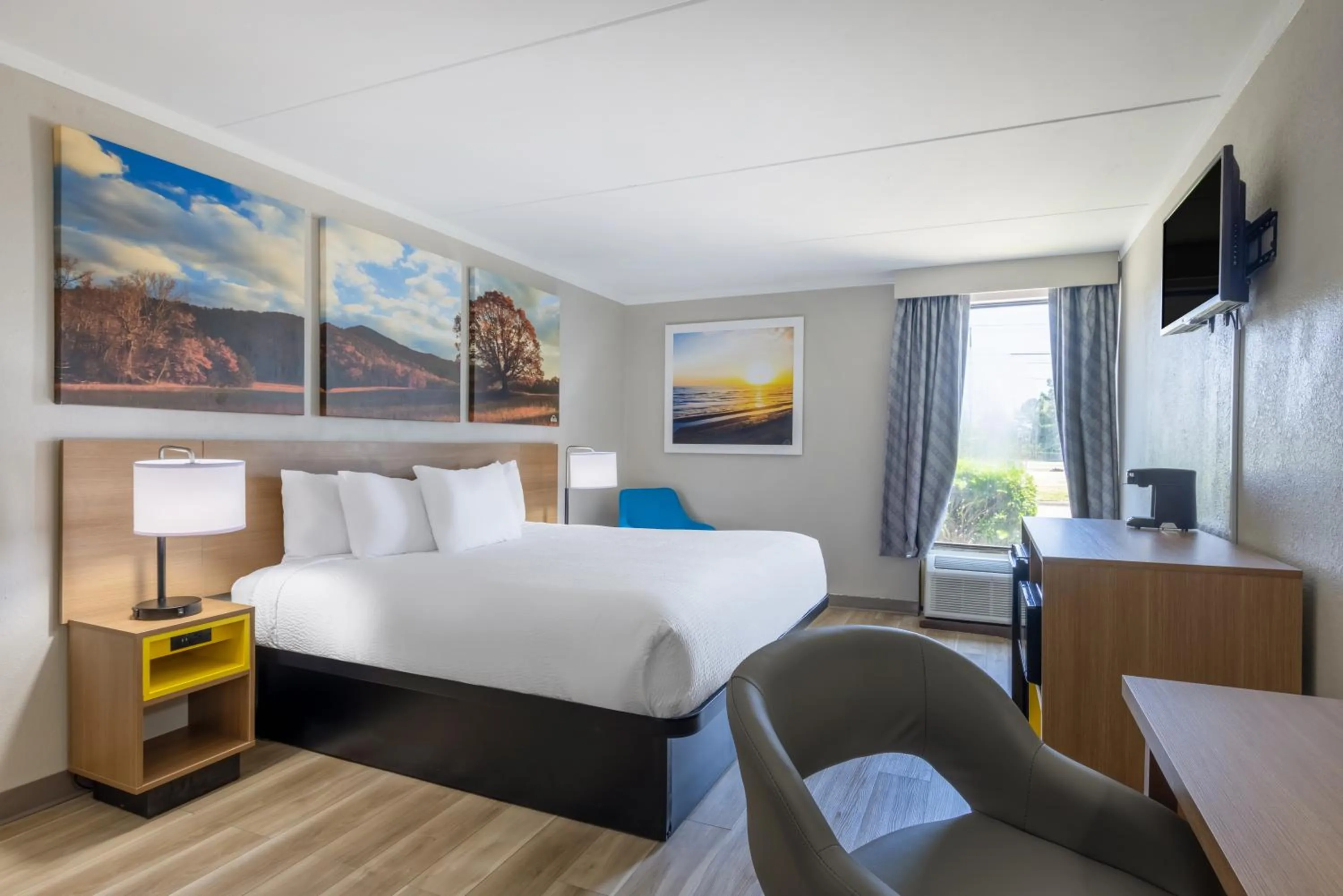 Bed in Days Inn & Suites by Wyndham Fort Bragg/Cross Creek Mall